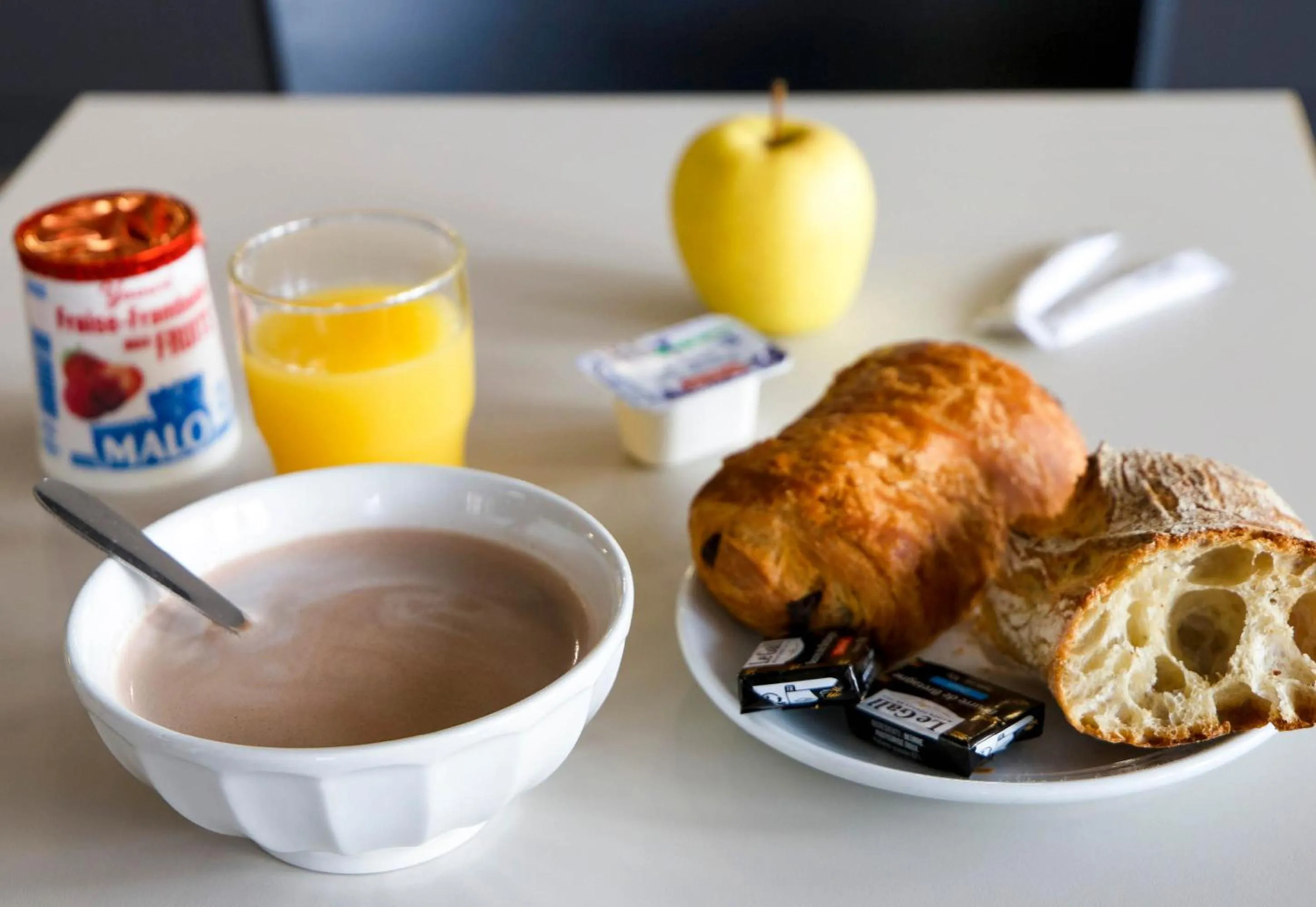 Buffet breakfast in B&B HOTEL Clermont-Ferrand Gerzat