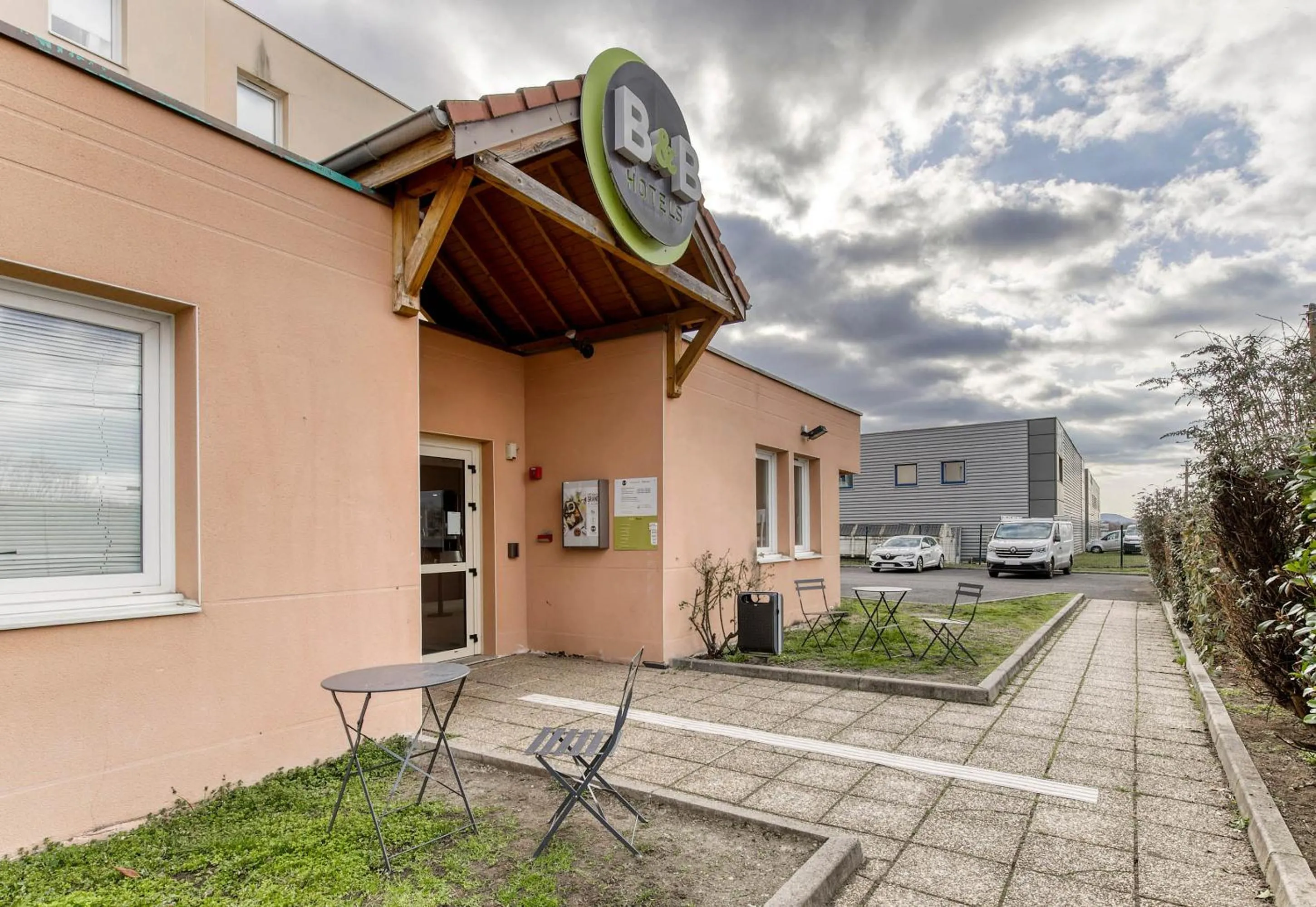 Facade/entrance in B&B HOTEL Clermont-Ferrand Gerzat