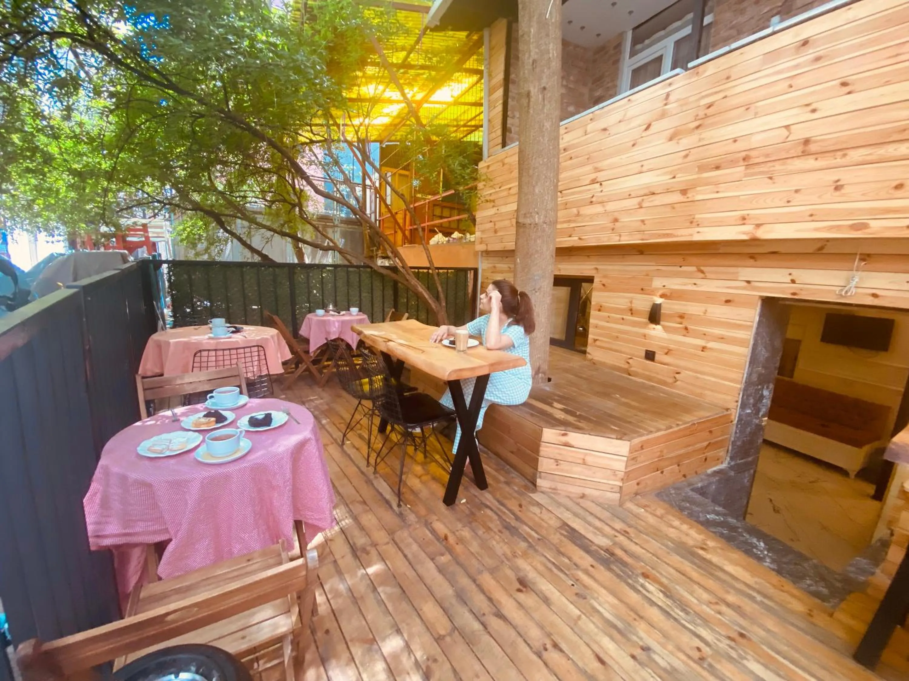 Patio, Restaurant/Places to Eat in GANJ Hotel