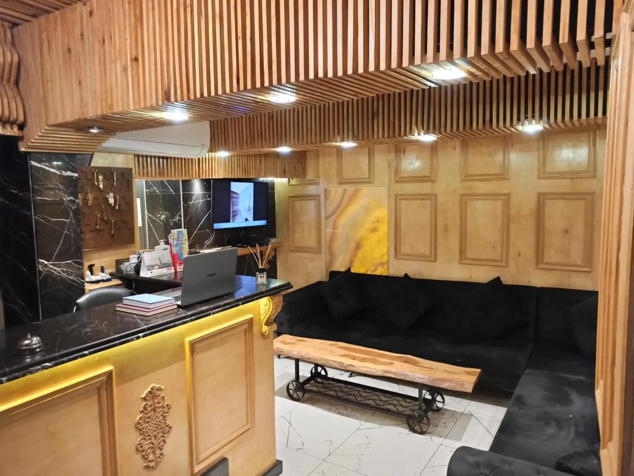 Lobby or reception, TV/Entertainment Center in GANJ Hotel