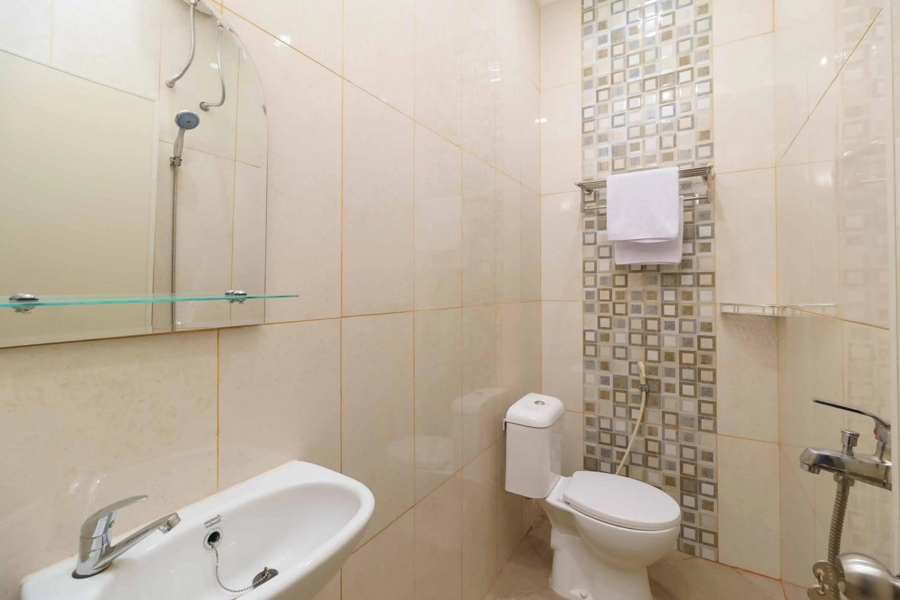 Bathroom in RedDoorz @ Taman Galaxy Bekasi