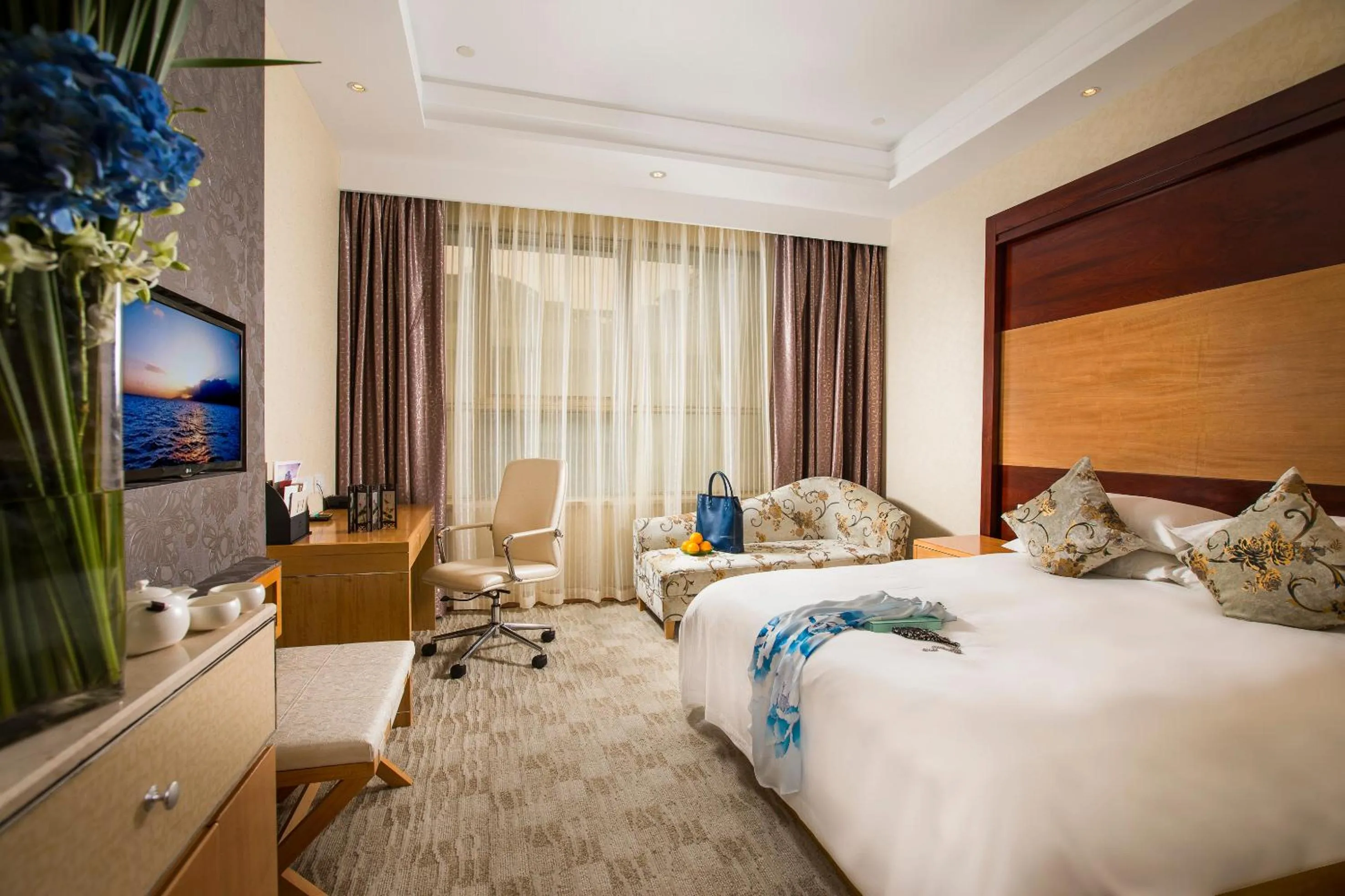 Bed in Huachen International Hotel