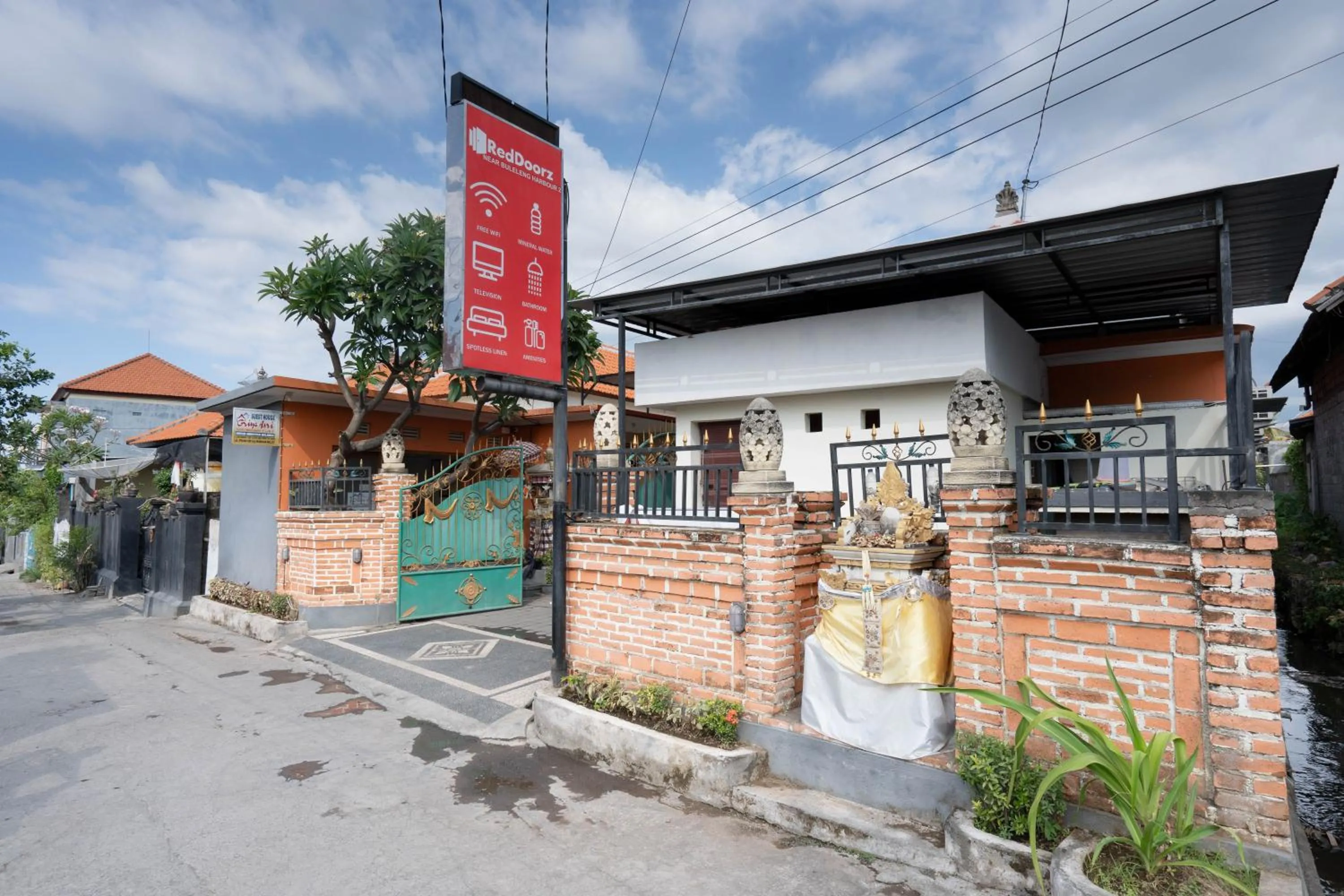 Property building in RedDoorz near Buleleng Harbour 2