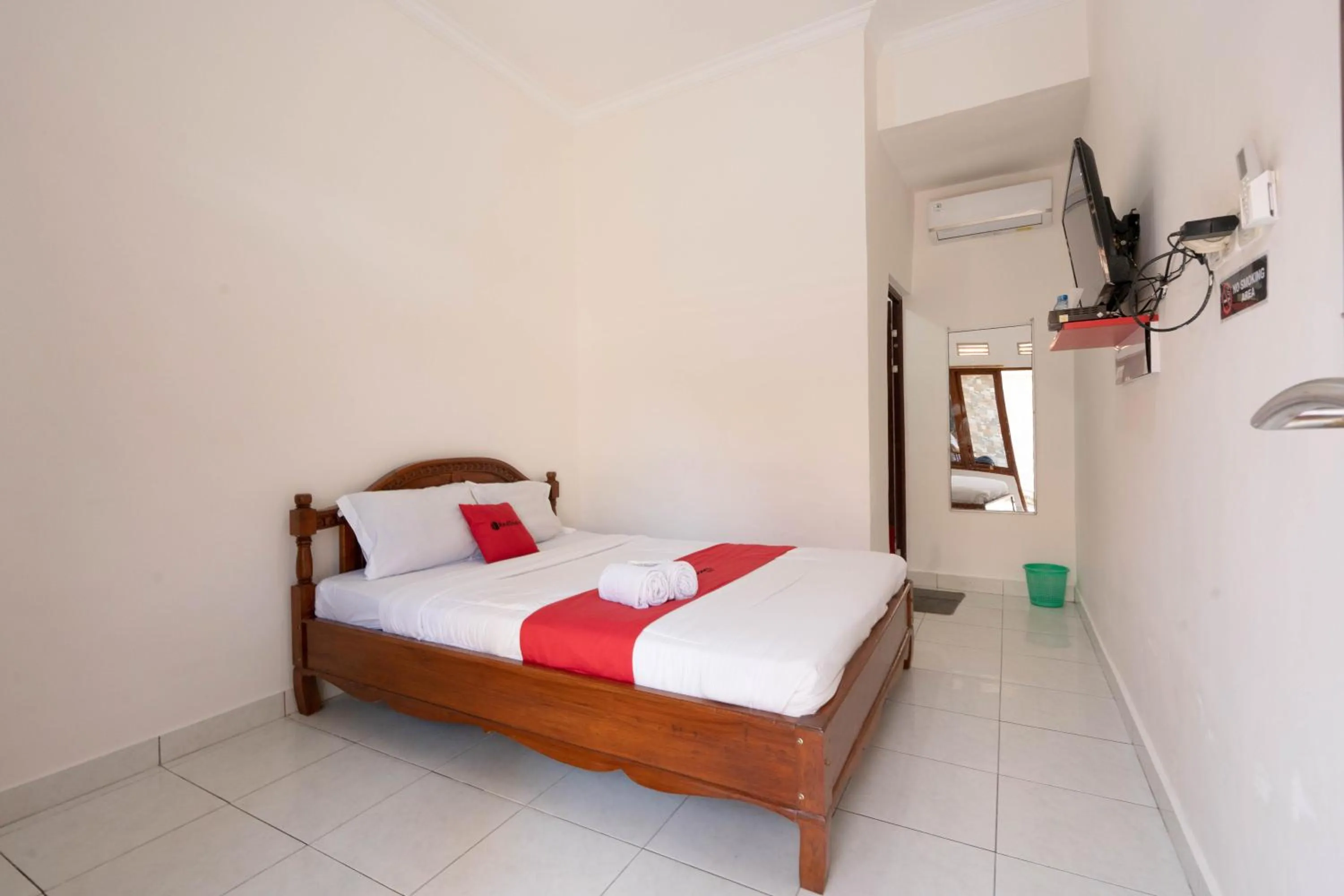 Bedroom, Bed in RedDoorz near Buleleng Harbour 2