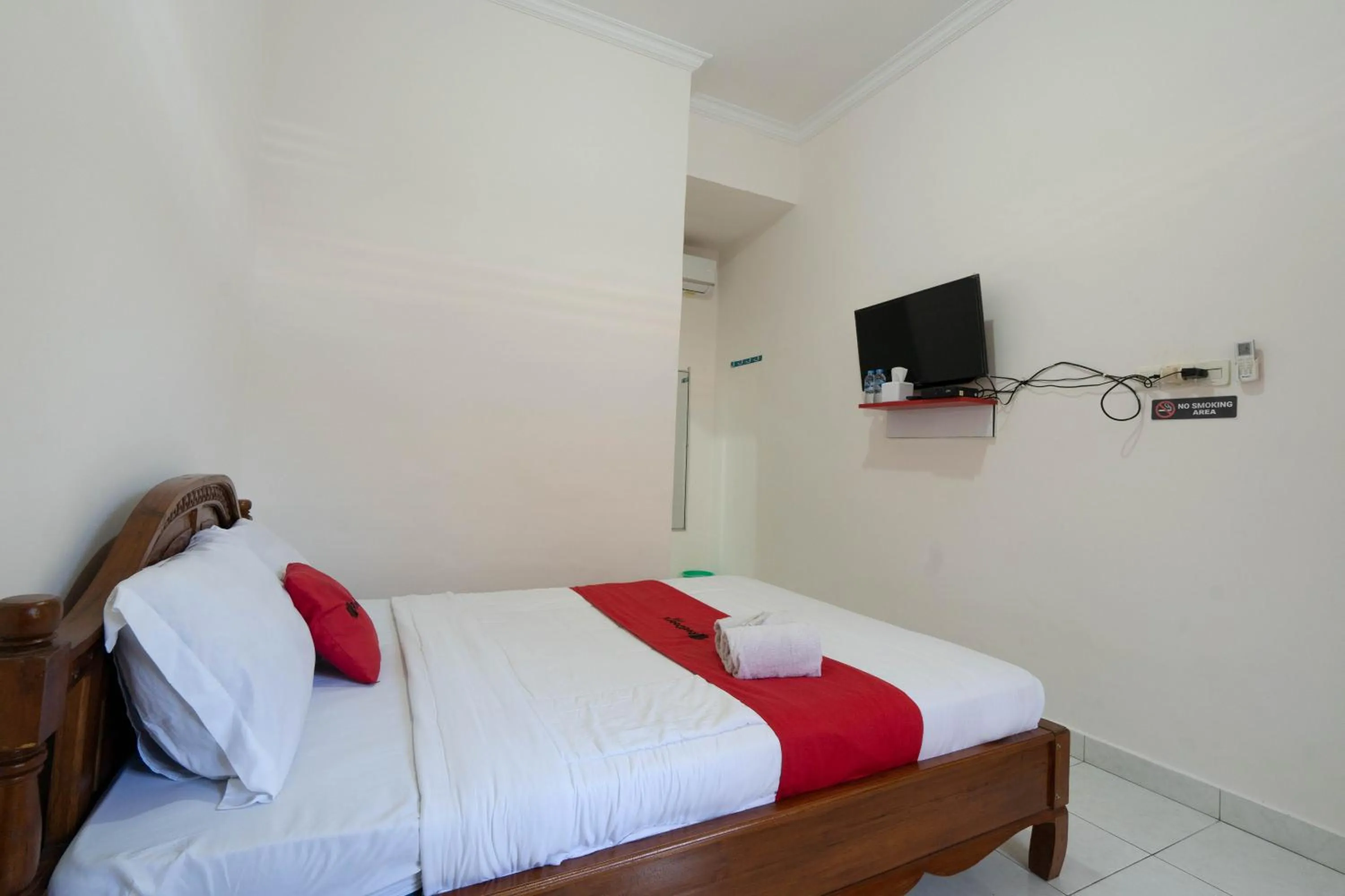 Bedroom, Bed in RedDoorz near Buleleng Harbour 2