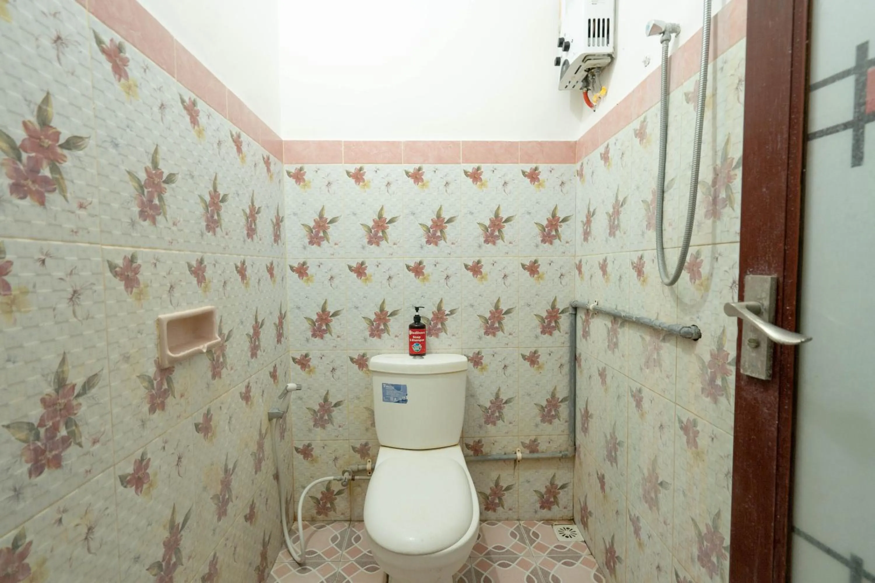 Bathroom in RedDoorz near Buleleng Harbour 2