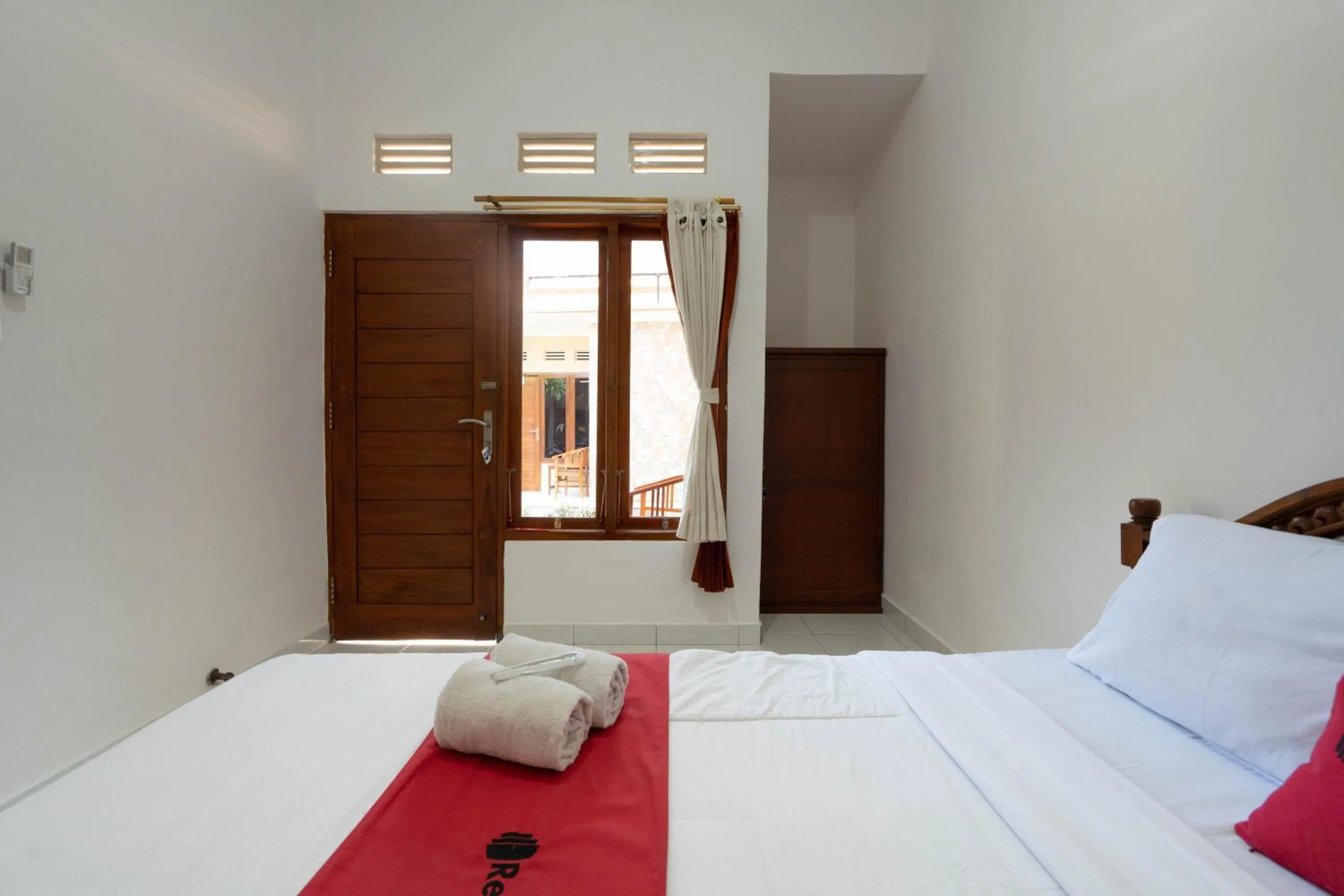 Bedroom, Bed in RedDoorz near Buleleng Harbour 2