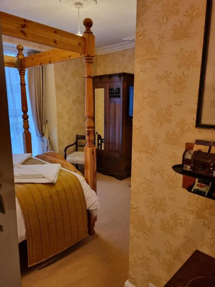 Property building, Bed in St Vincent Guest House