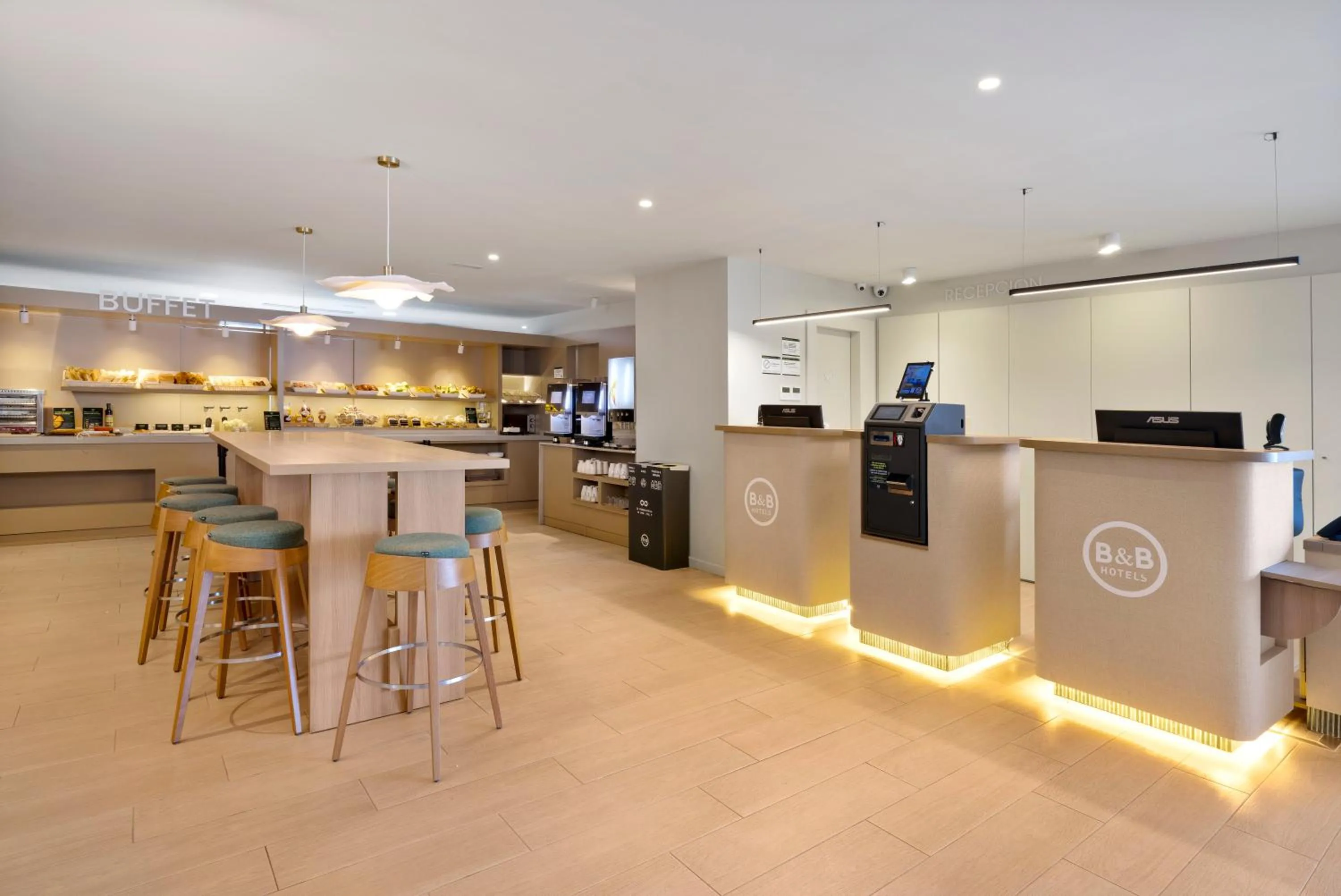 Lobby or reception in B&B HOTEL Almería Vicar