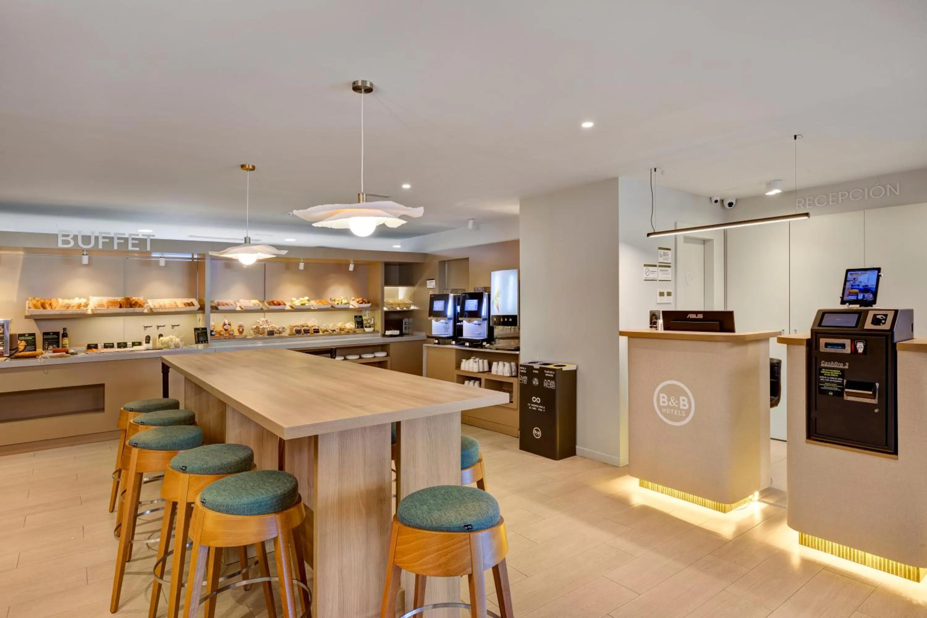 Lobby or reception in B&B HOTEL Almería Vicar