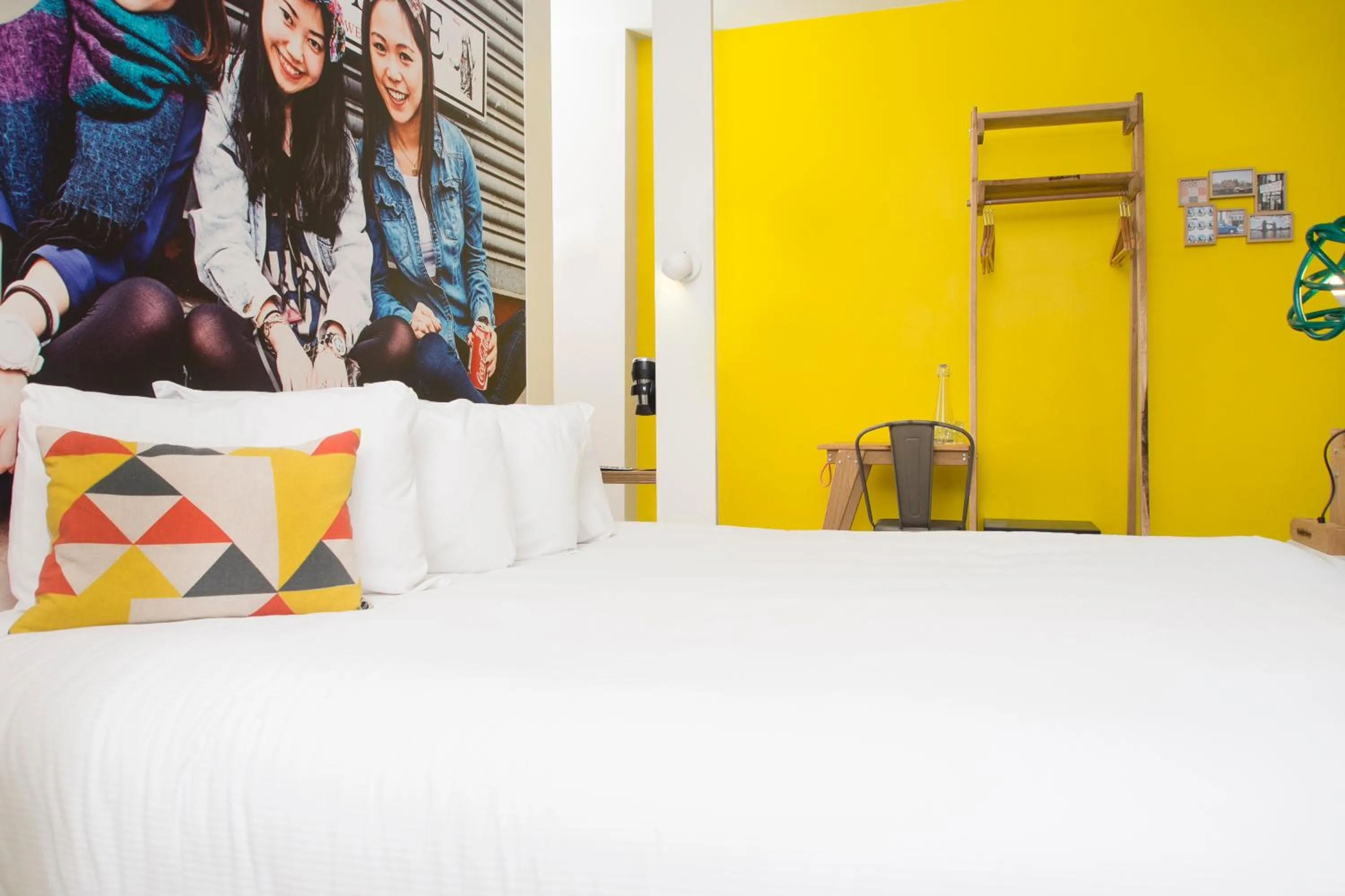 Bedroom, Bed in The Corner London City