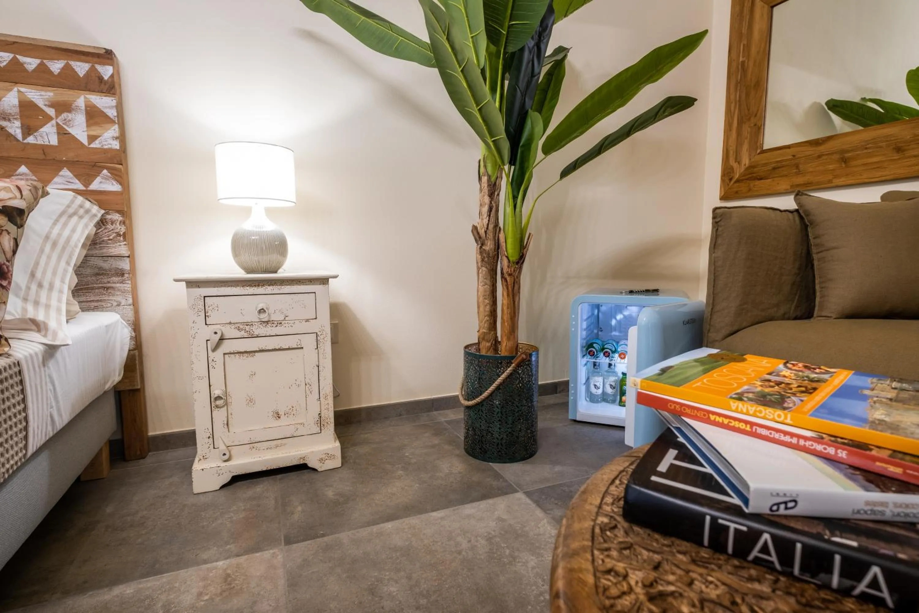 Decorative detail, Bed in Relais San Baio