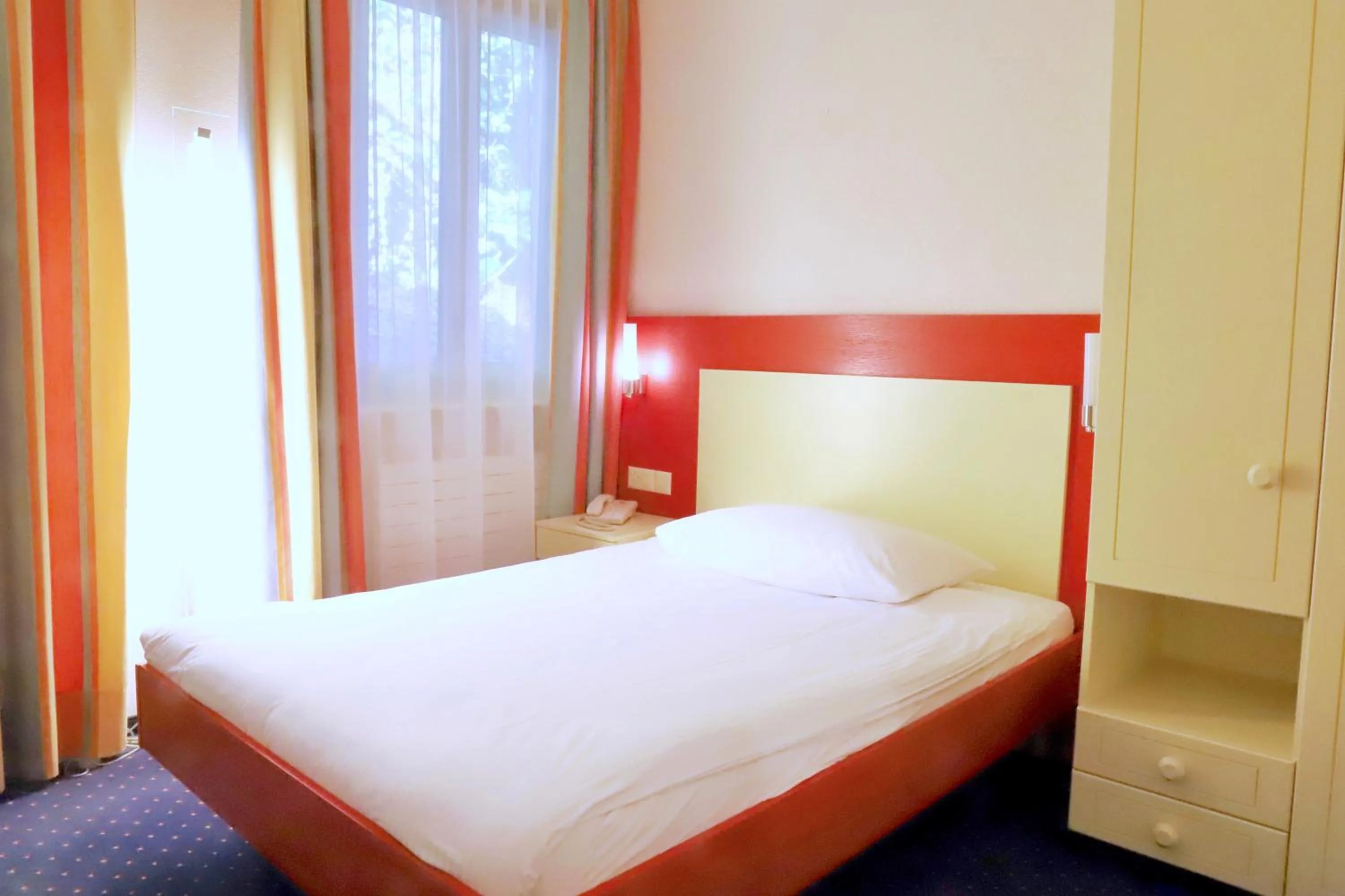 Budget Single Room in Hotel Arancio