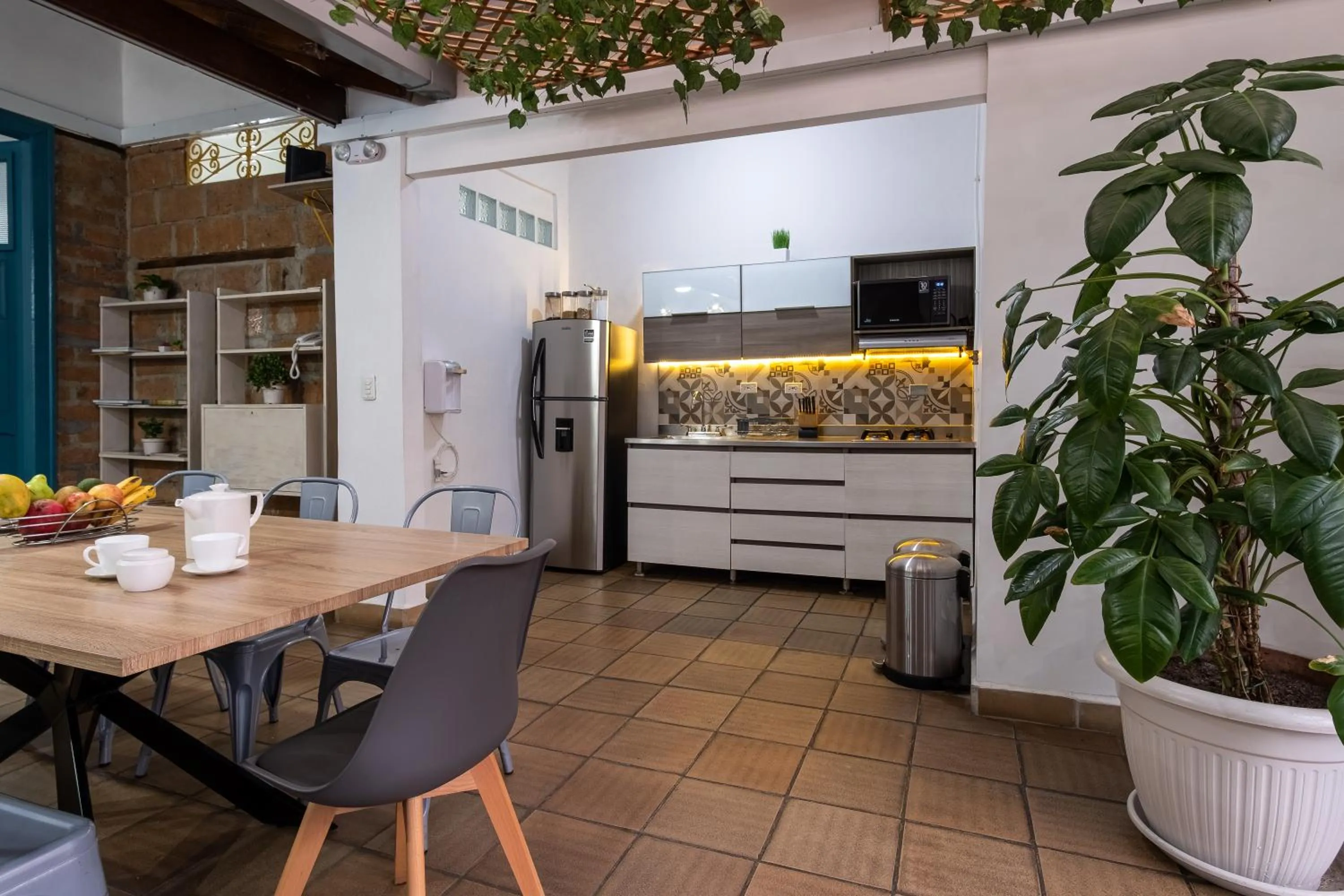 Communal kitchen in Botánica Casa Hotel