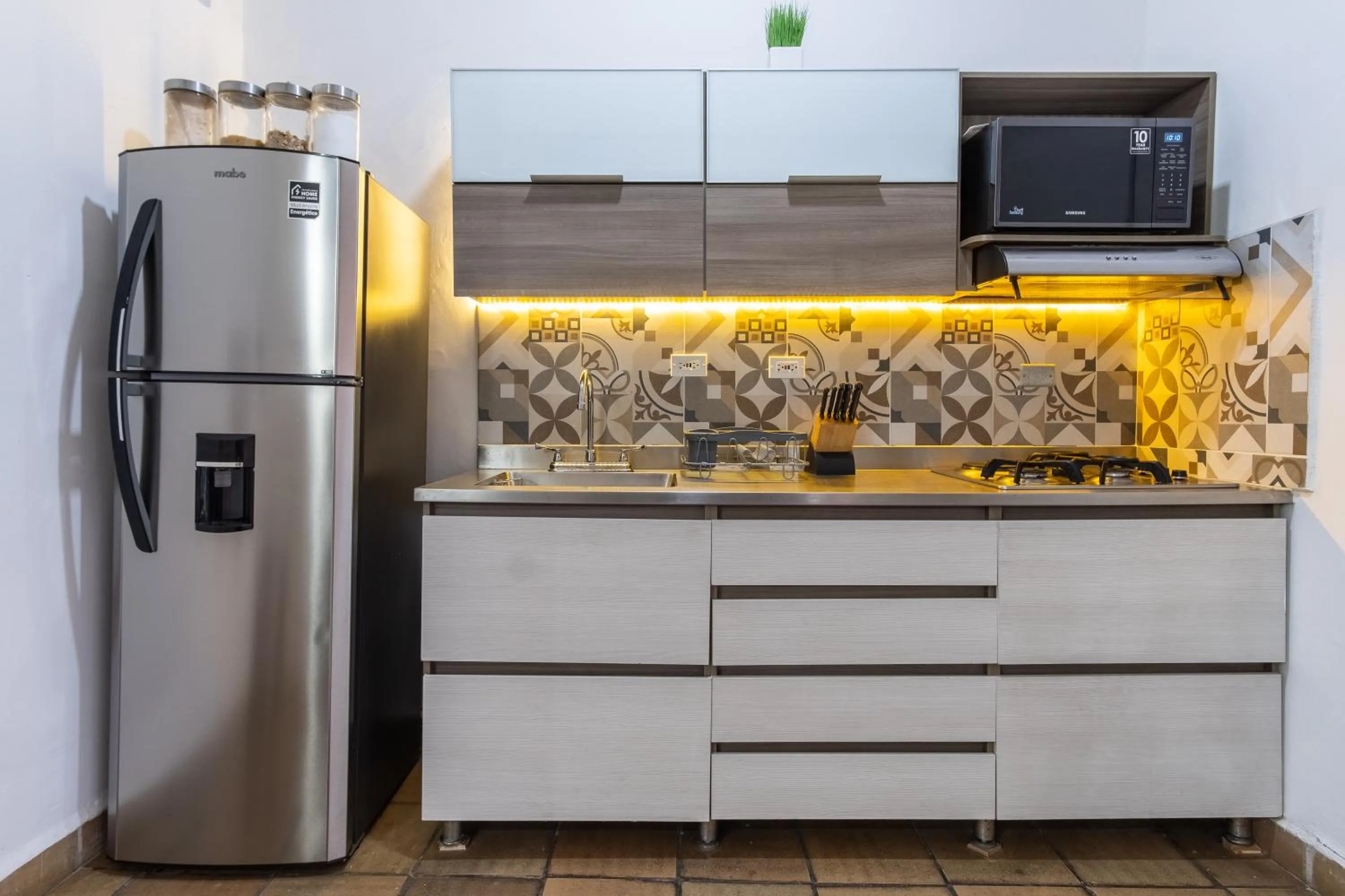 Communal kitchen in Botánica Casa Hotel