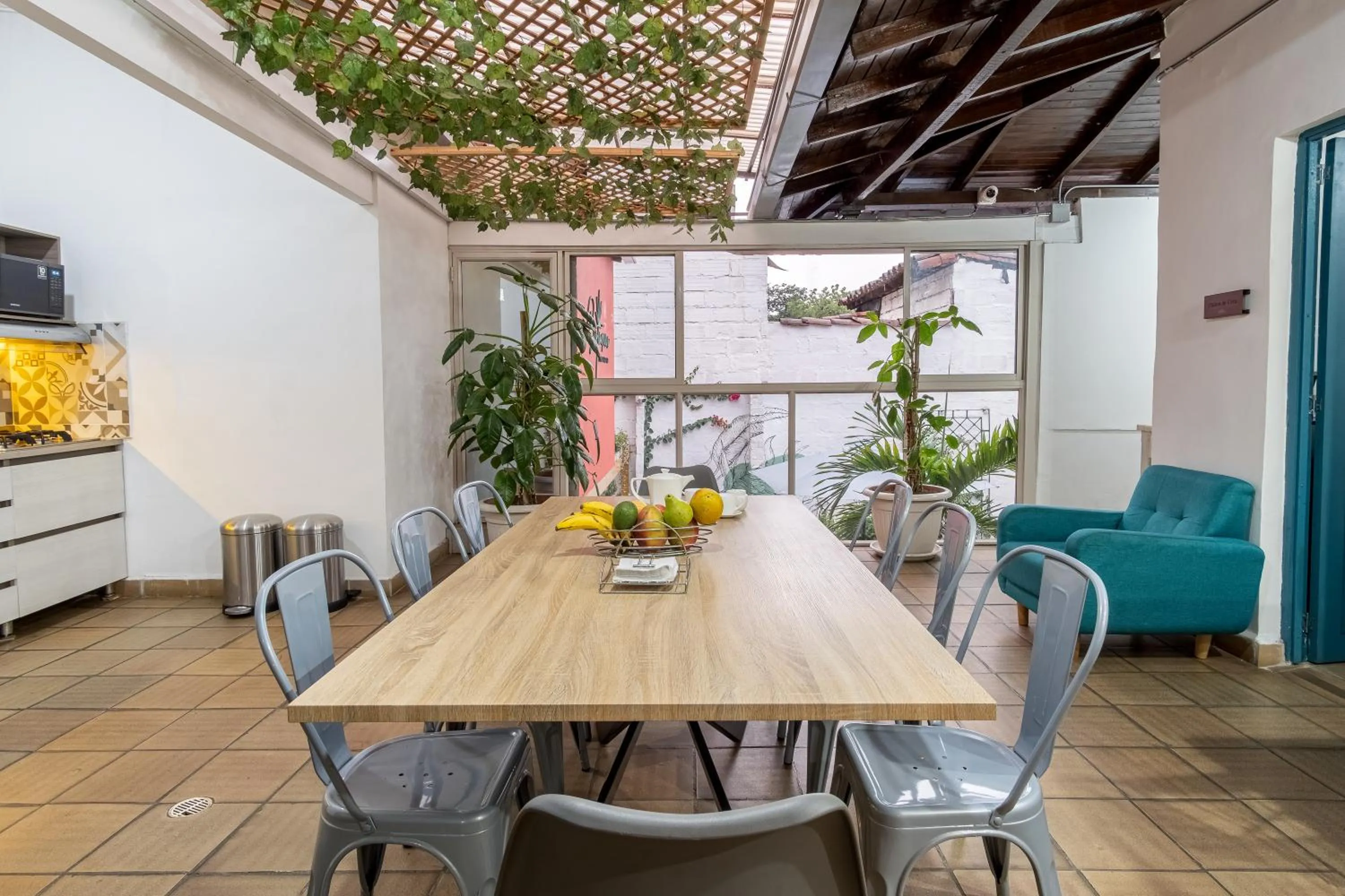 Communal kitchen in Botánica Casa Hotel