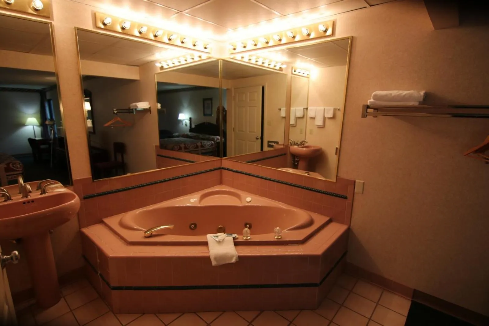 Hot Tub in Executive Inn Kershaw