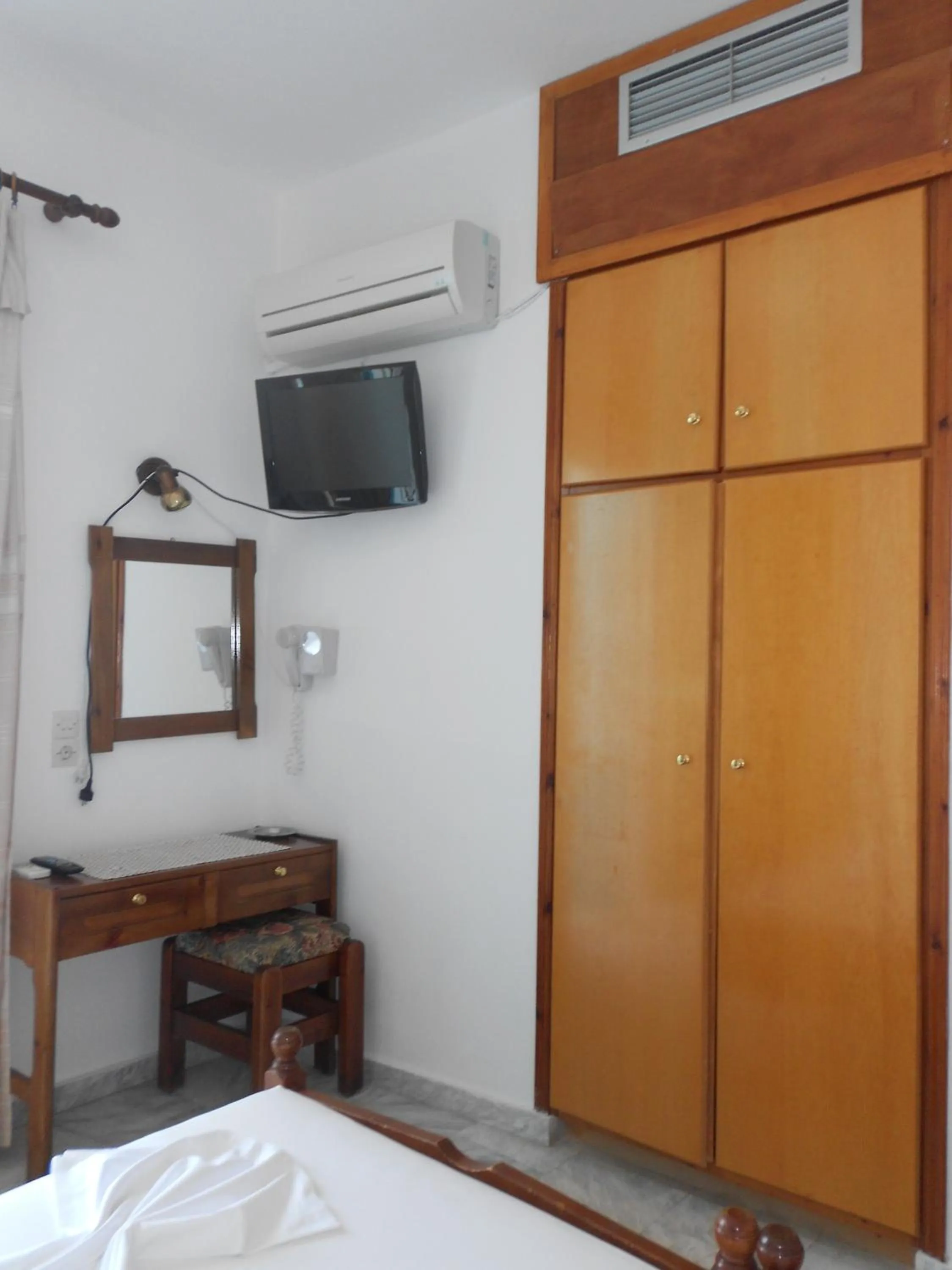 TV and multimedia, Bed in Zorbas Hotel