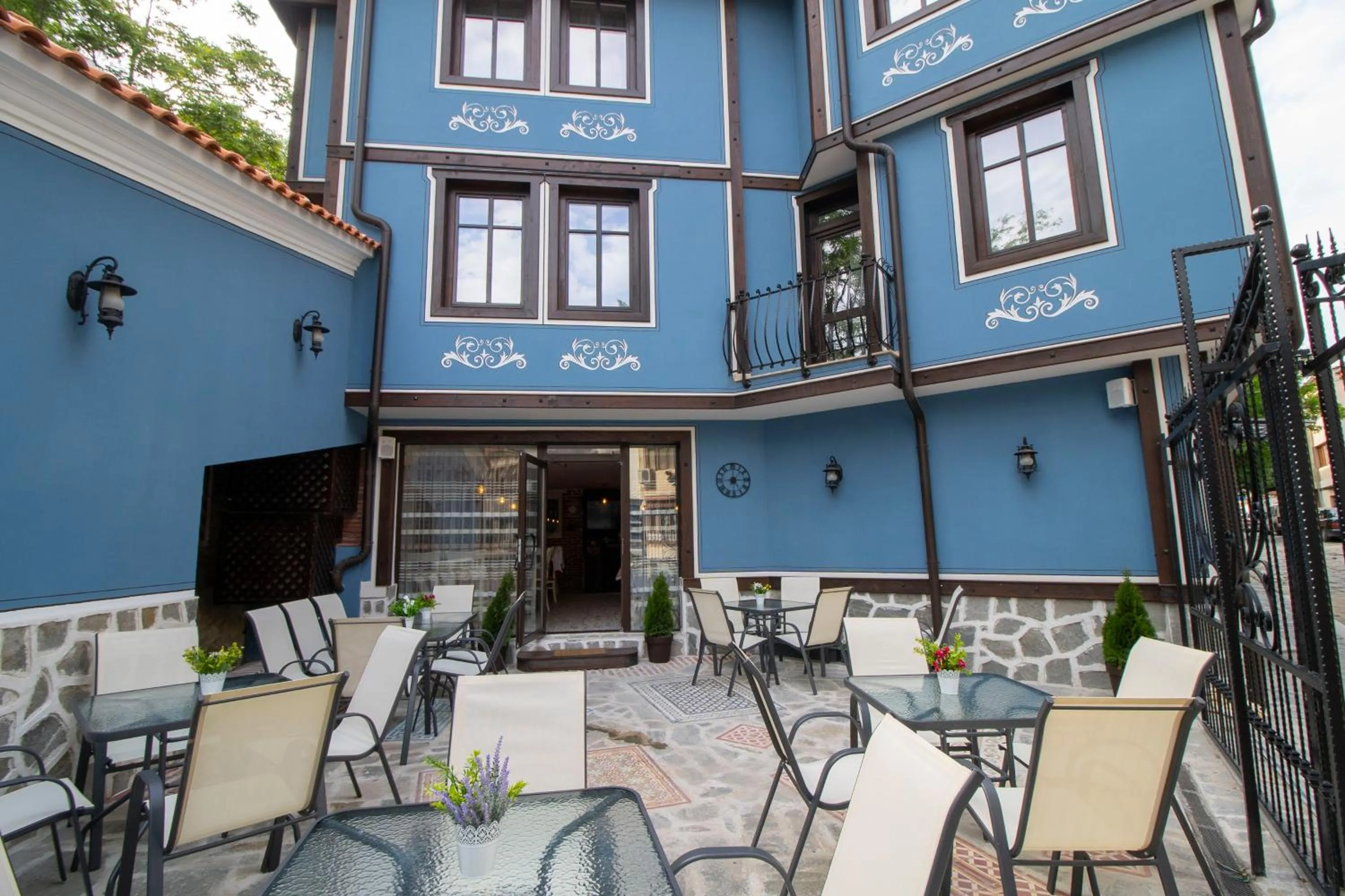 Property building in Pulpudeva Family Hotel