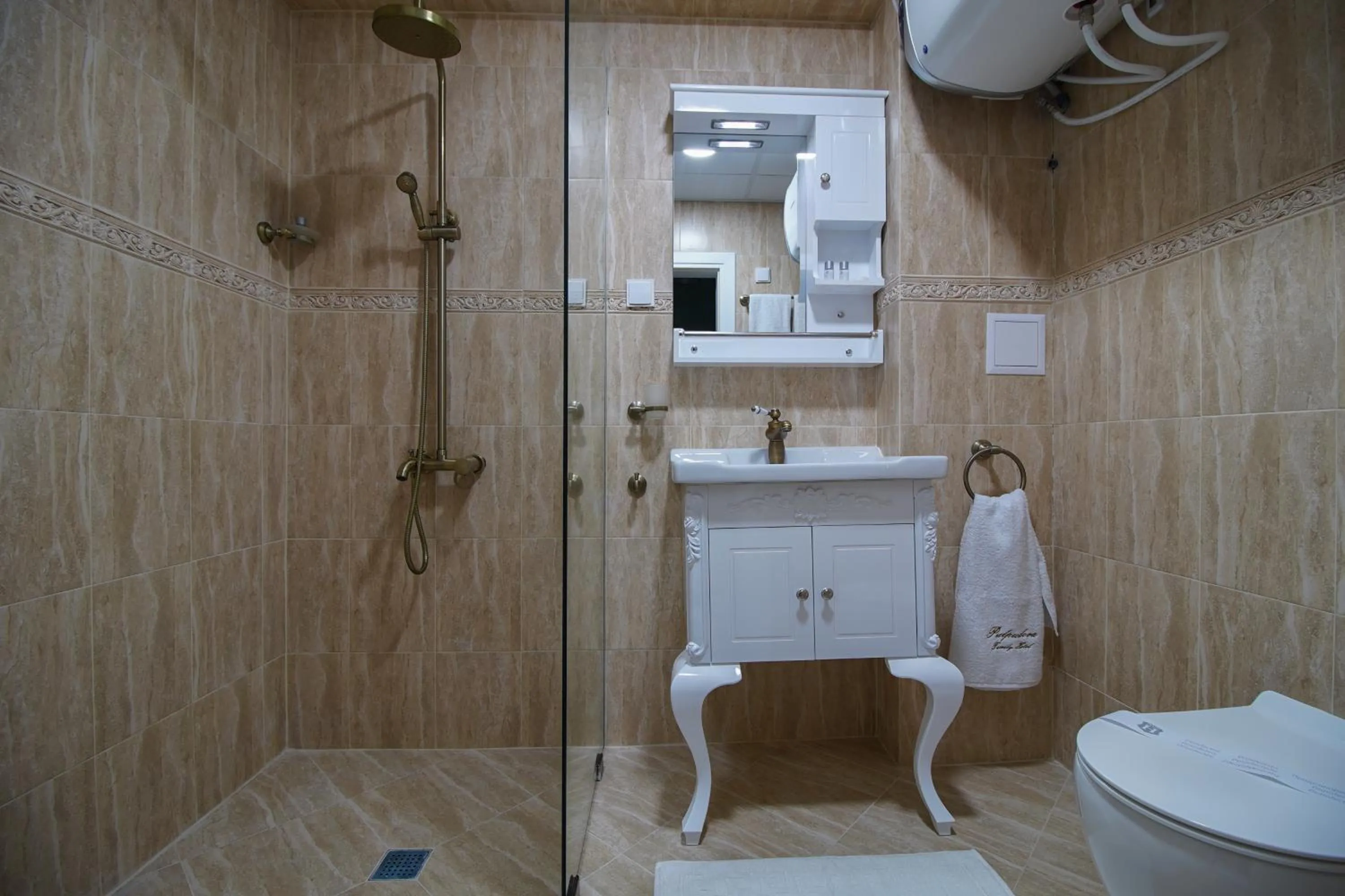 Shower in Pulpudeva Family Hotel