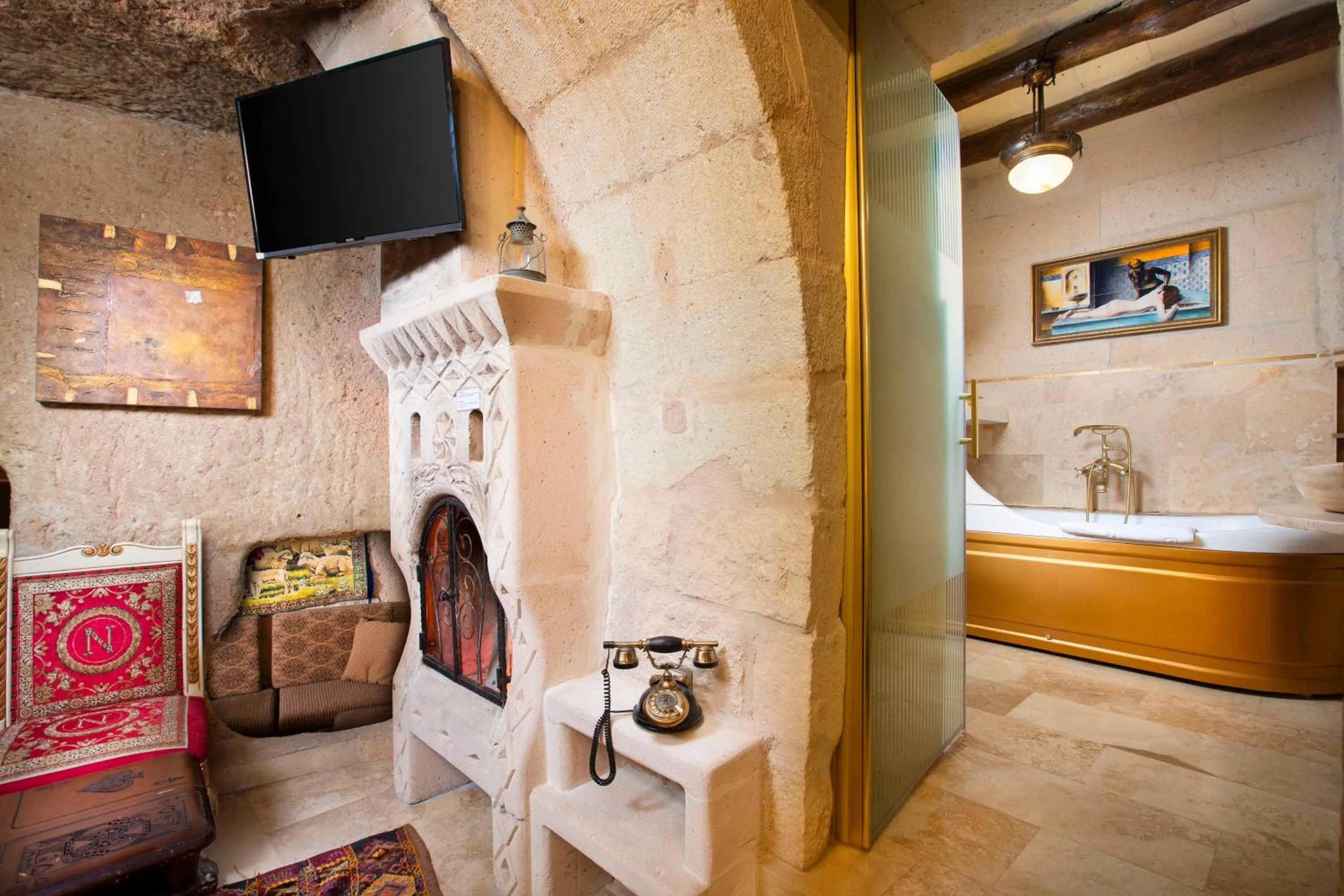 Hot Tub in Cappadocia Fairy Chimneys Selfie Cave Hotels - Special Class