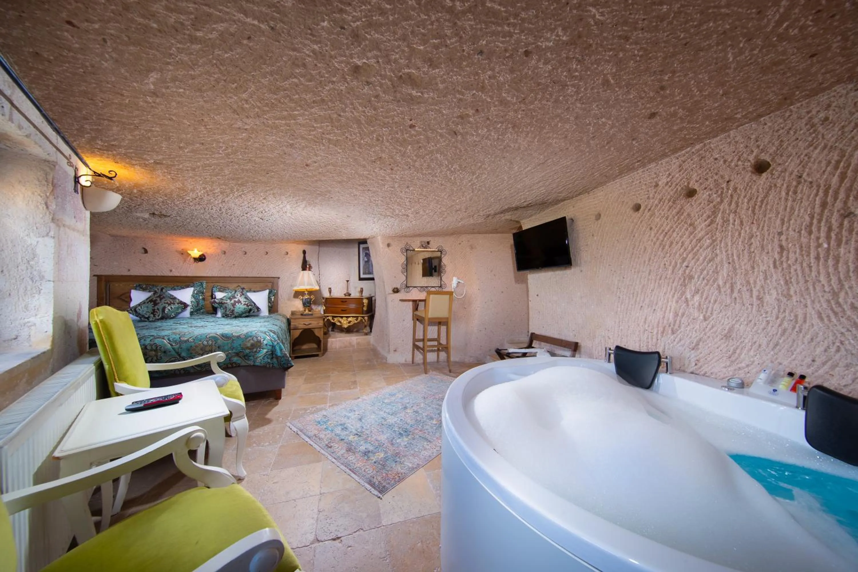 Hot Tub in Cappadocia Fairy Chimneys Selfie Cave Hotels - Special Class