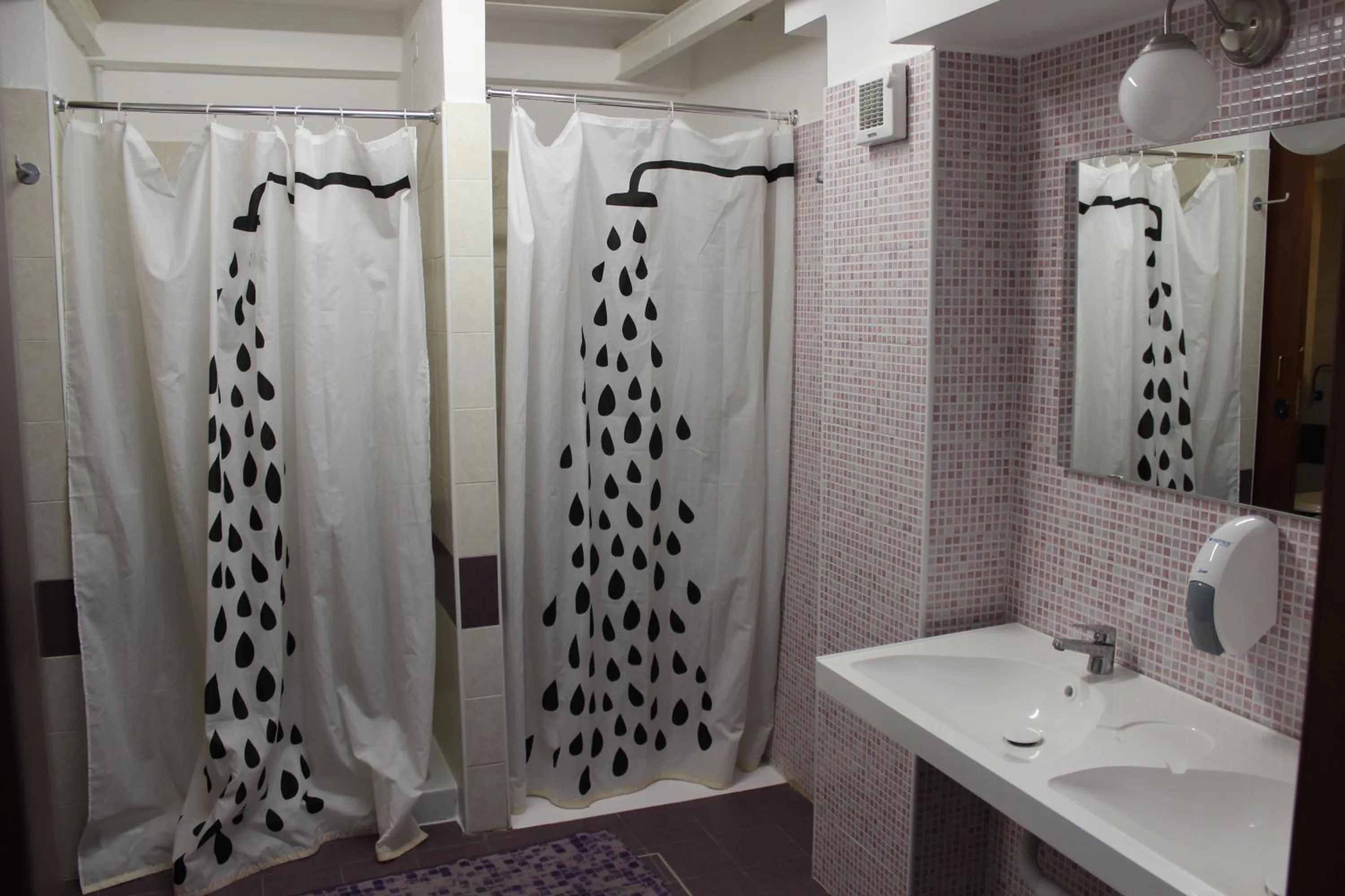 Bathroom in Hostel Colours