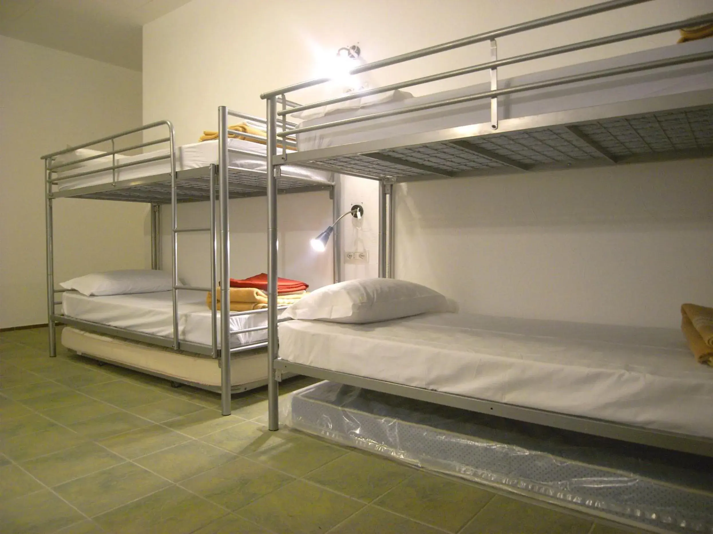 Bed in 6-Bed Male Dormitory Room in Hostel Colours Bed in 6-Bed Male Dormitory Room in Hostel Colours