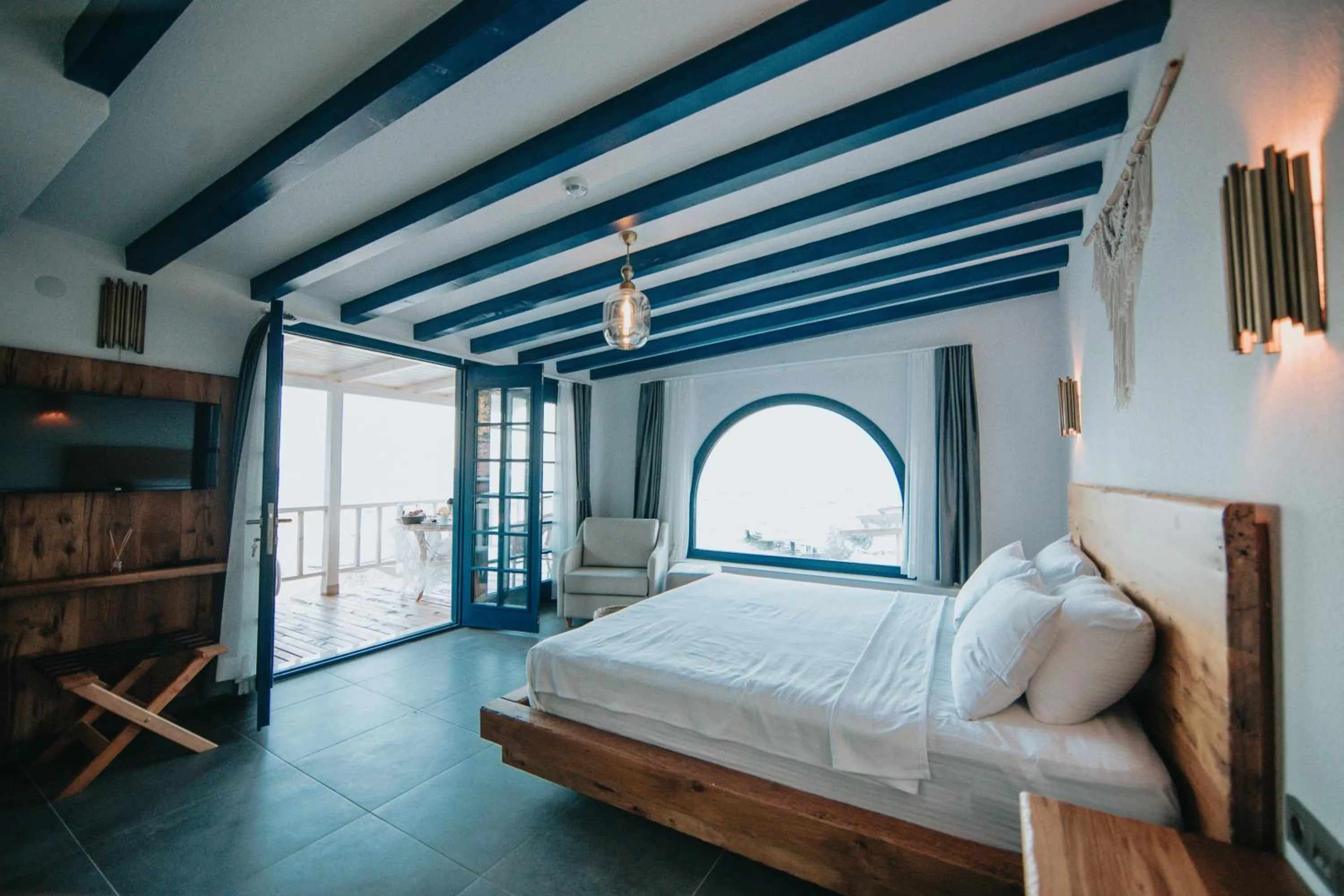 Seating area, Bed in Büyükada Loc'ada