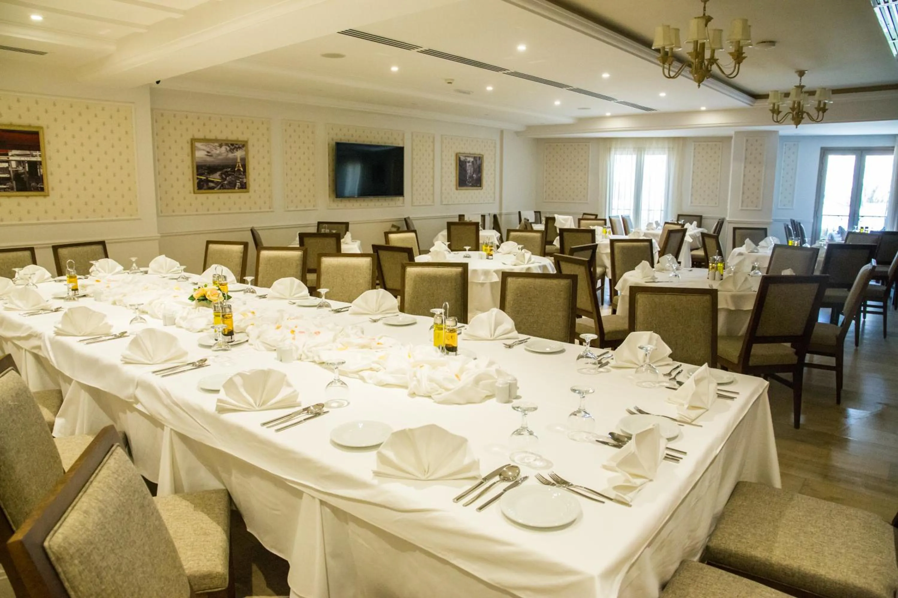 Restaurant/places to eat in HOTEL PALAIS ROYAL