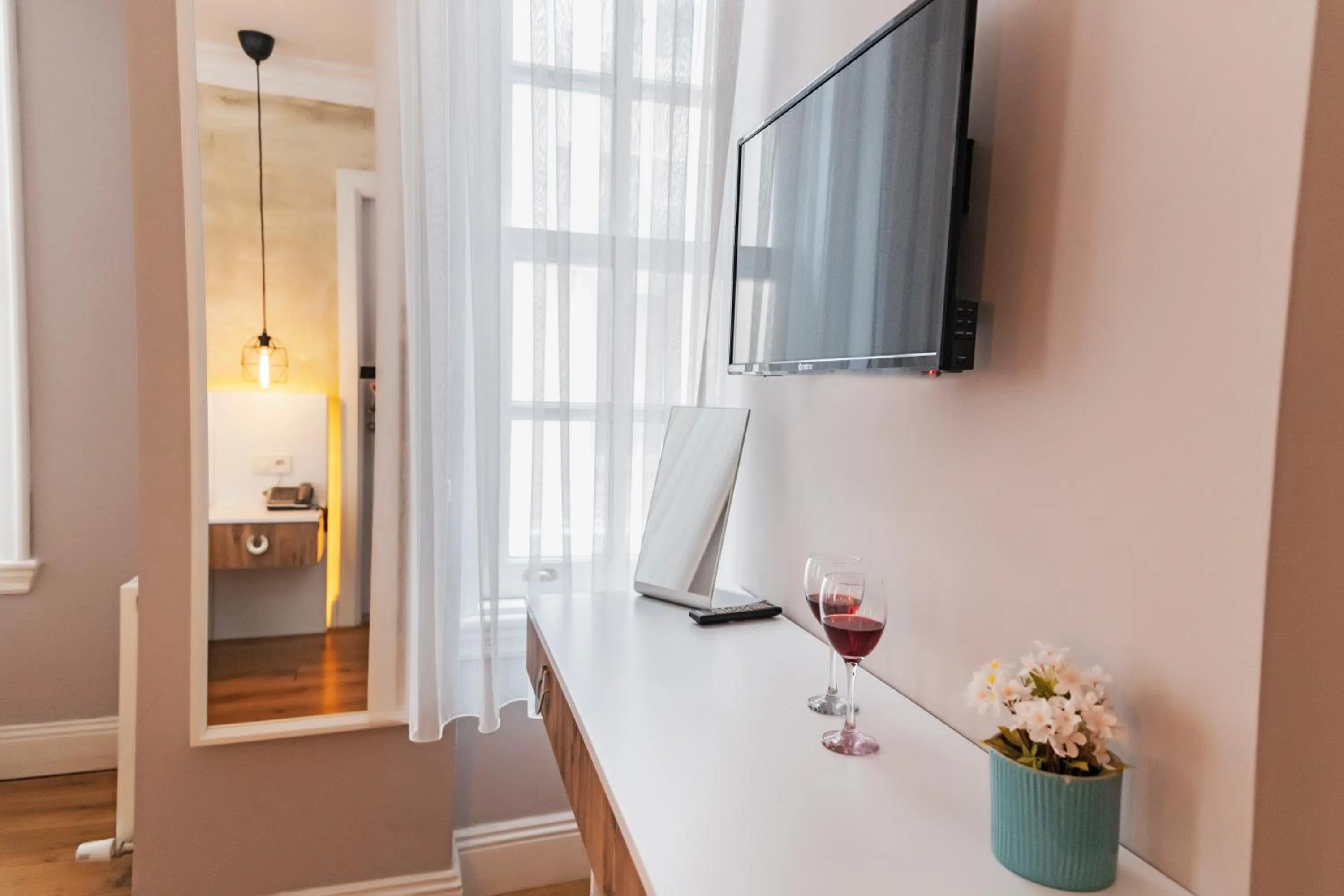 Communal lounge/ TV room in Galata Door Hotel