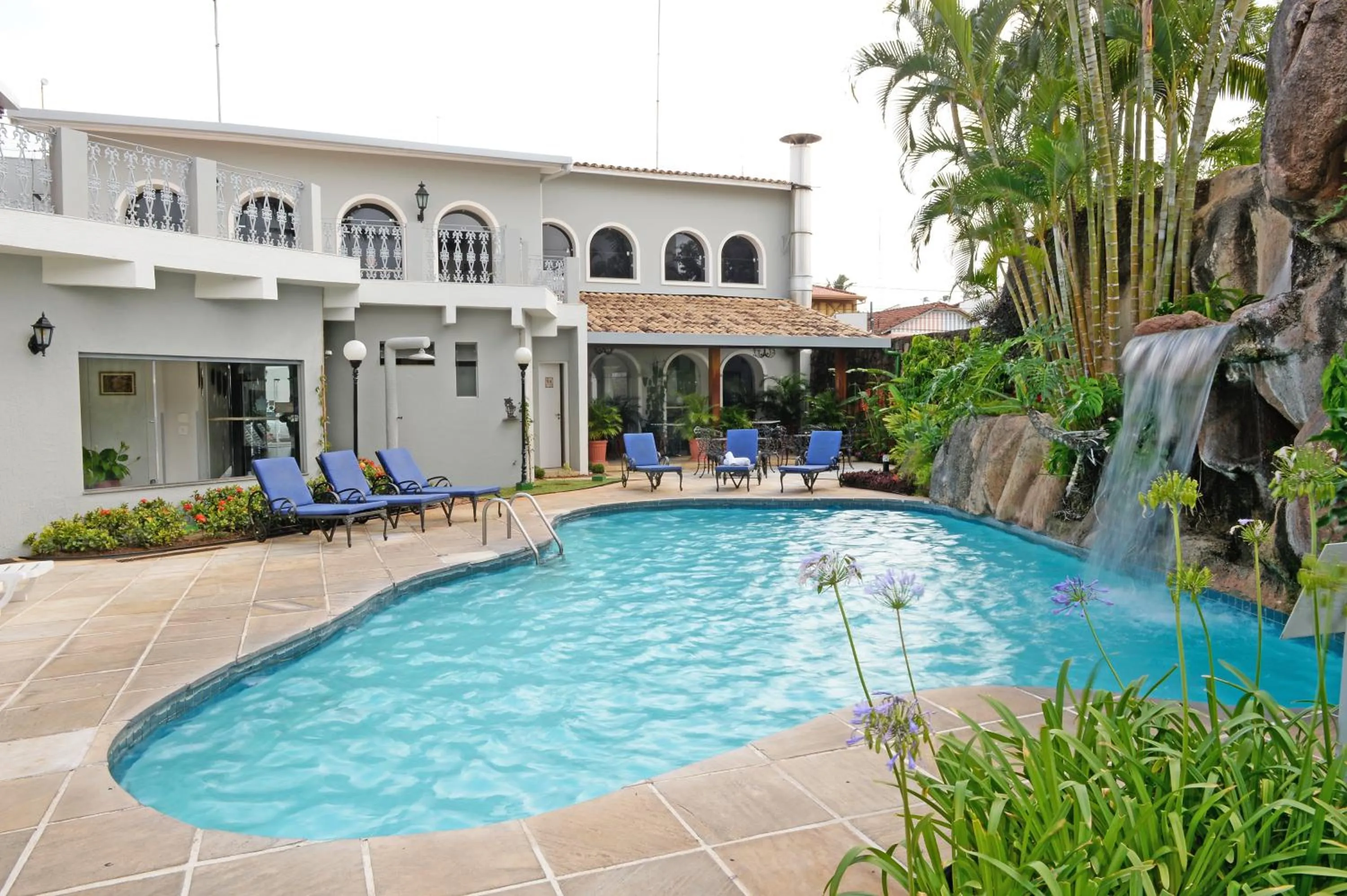 Swimming pool in Hotel Colonial Plaza