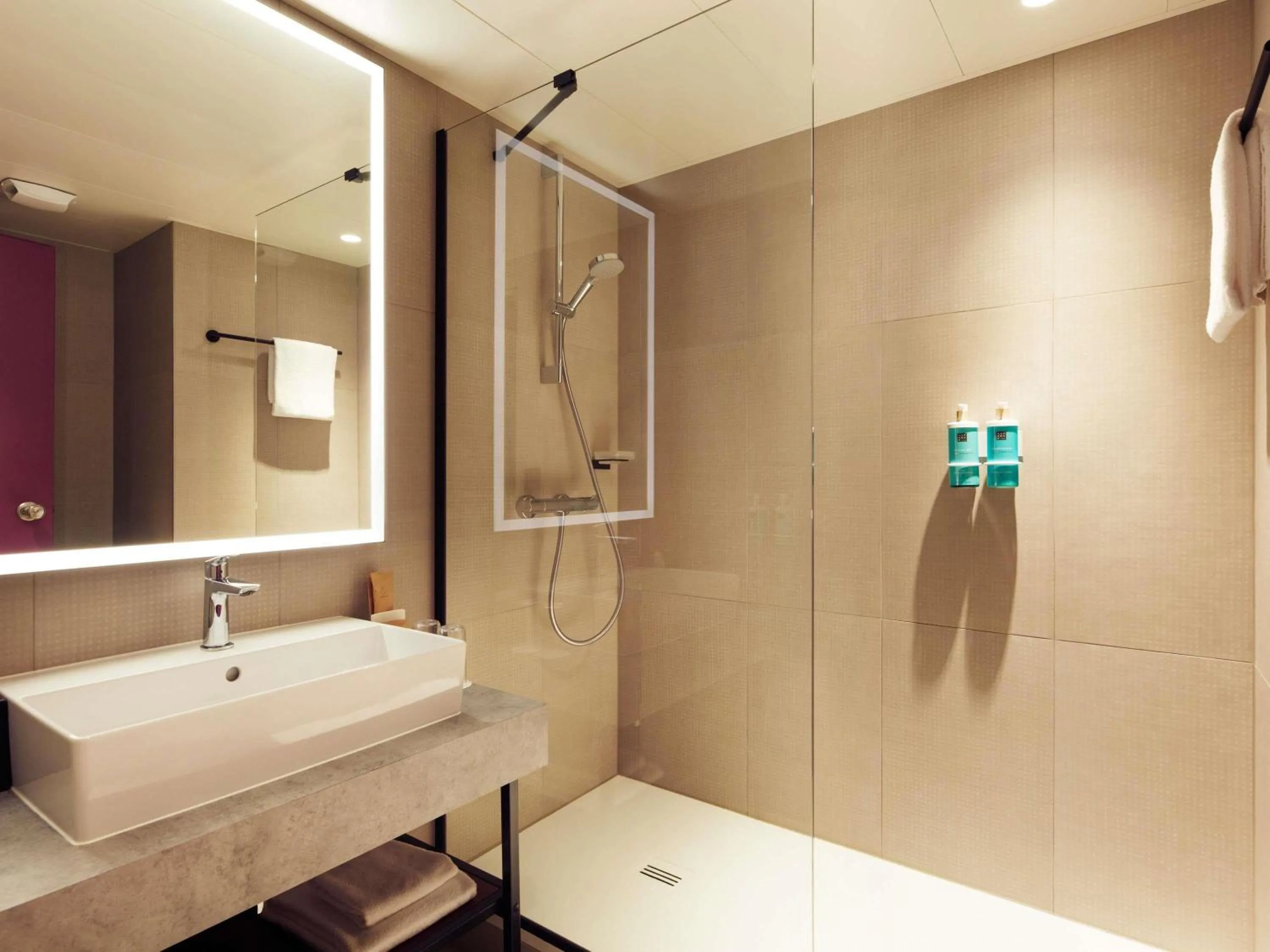 Bedroom in Novotel Zürich Airport Messe - newly renovated