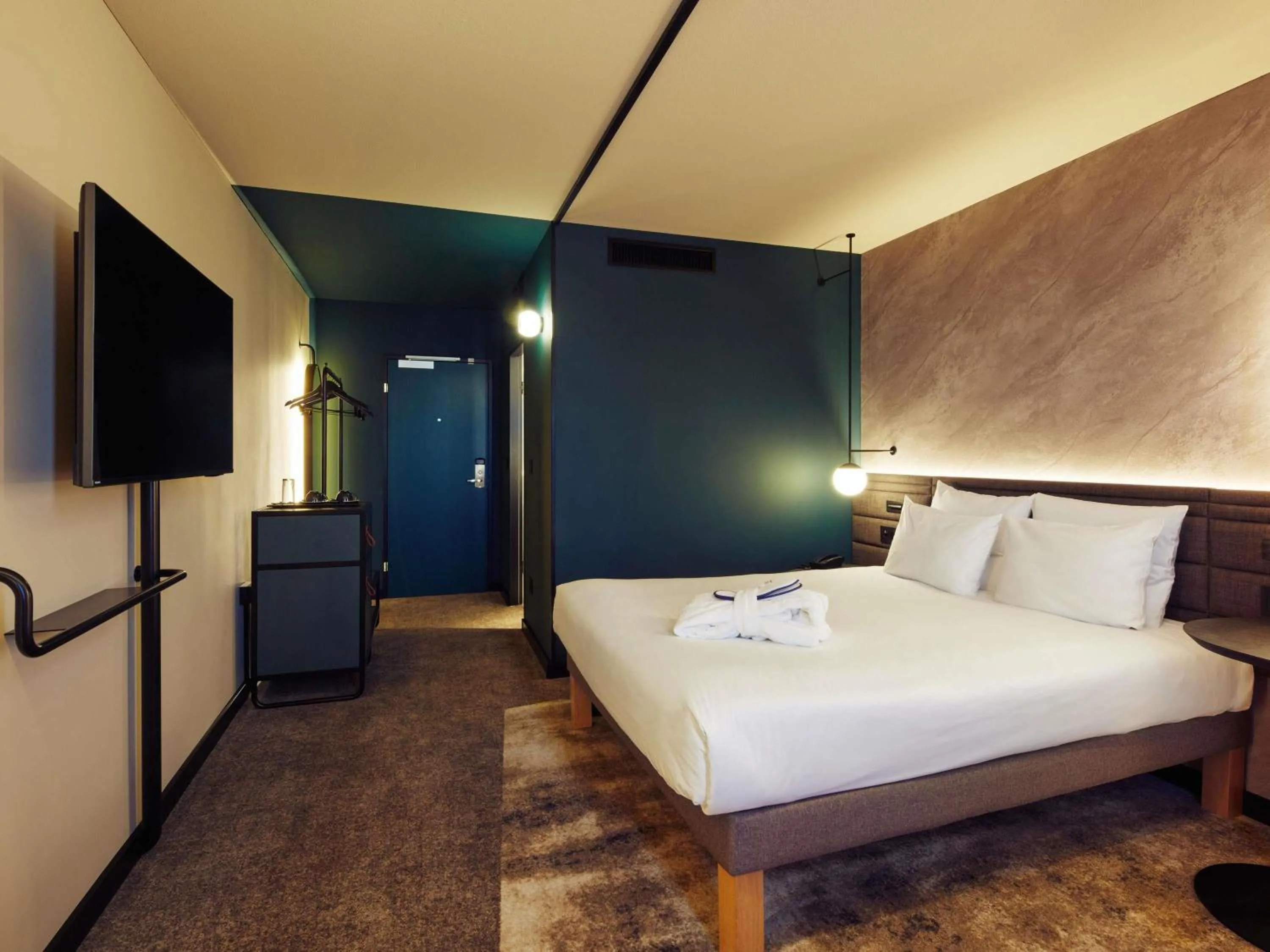 Bedroom, Bed in Novotel Zürich Airport Messe - newly renovated