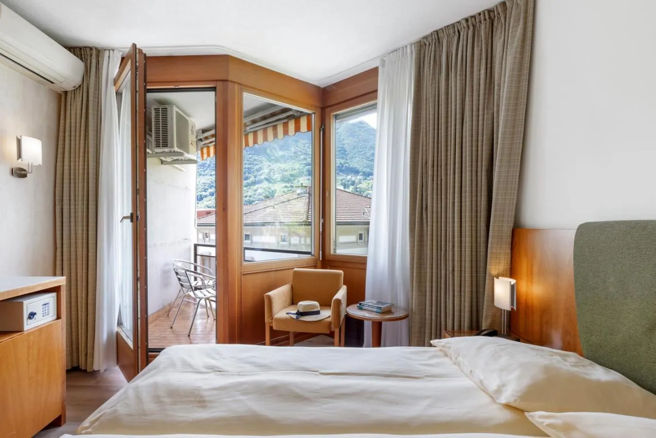 Bed in Hotel Delfino Lugano