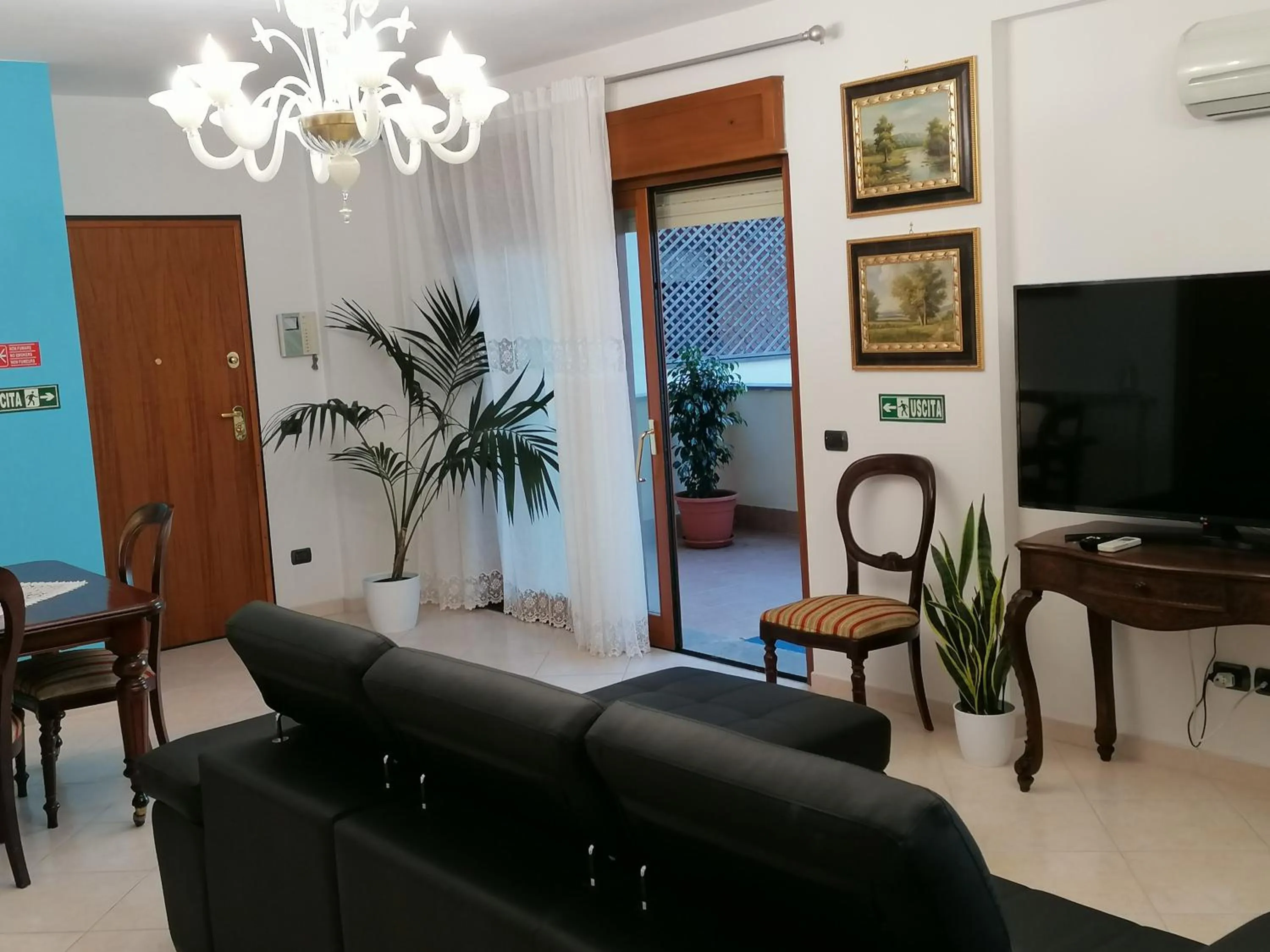 Communal lounge/ TV room in B&BYanet's Beautiful House