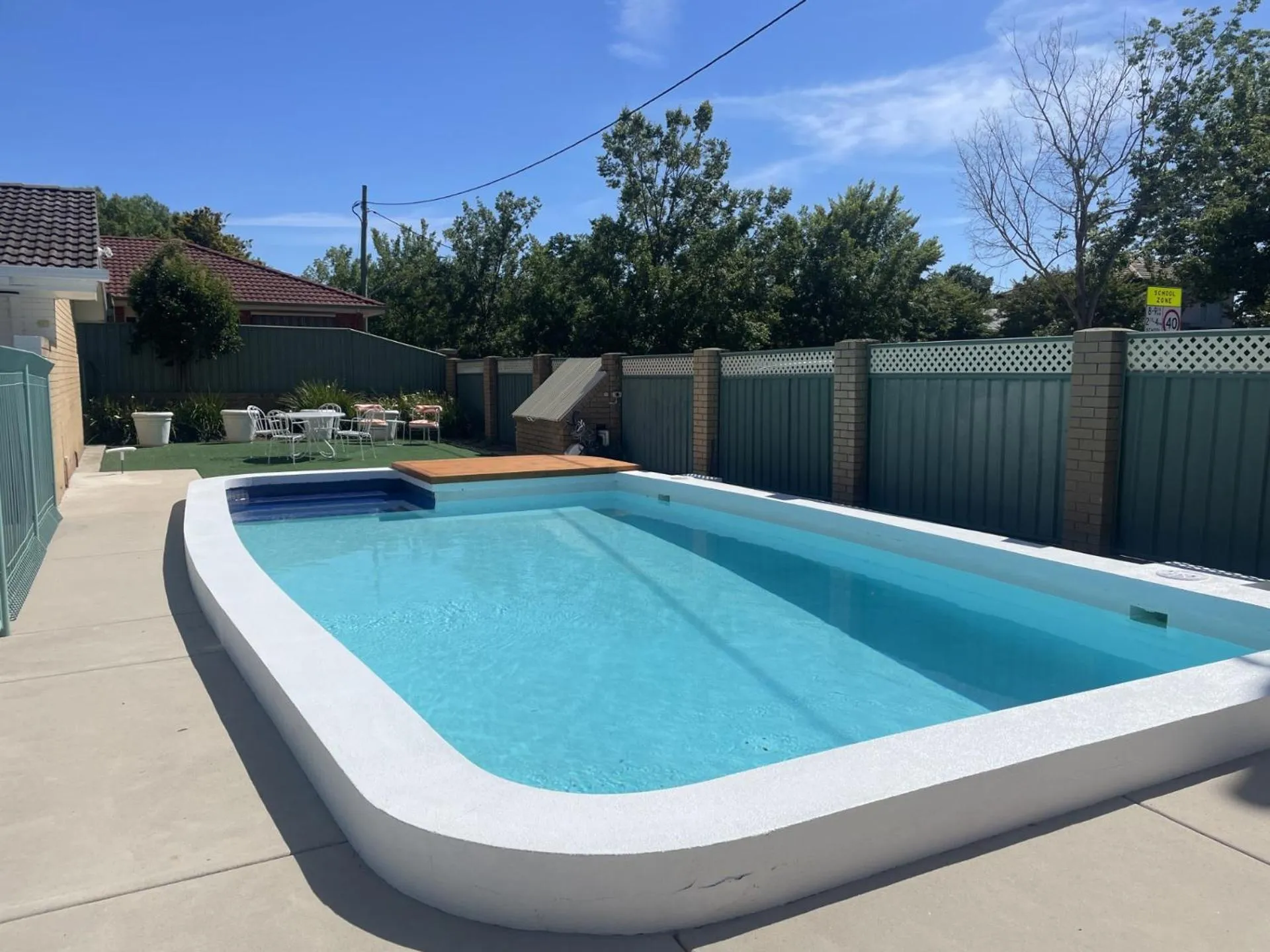 Swimming pool in Albury Allawa Motor Inn