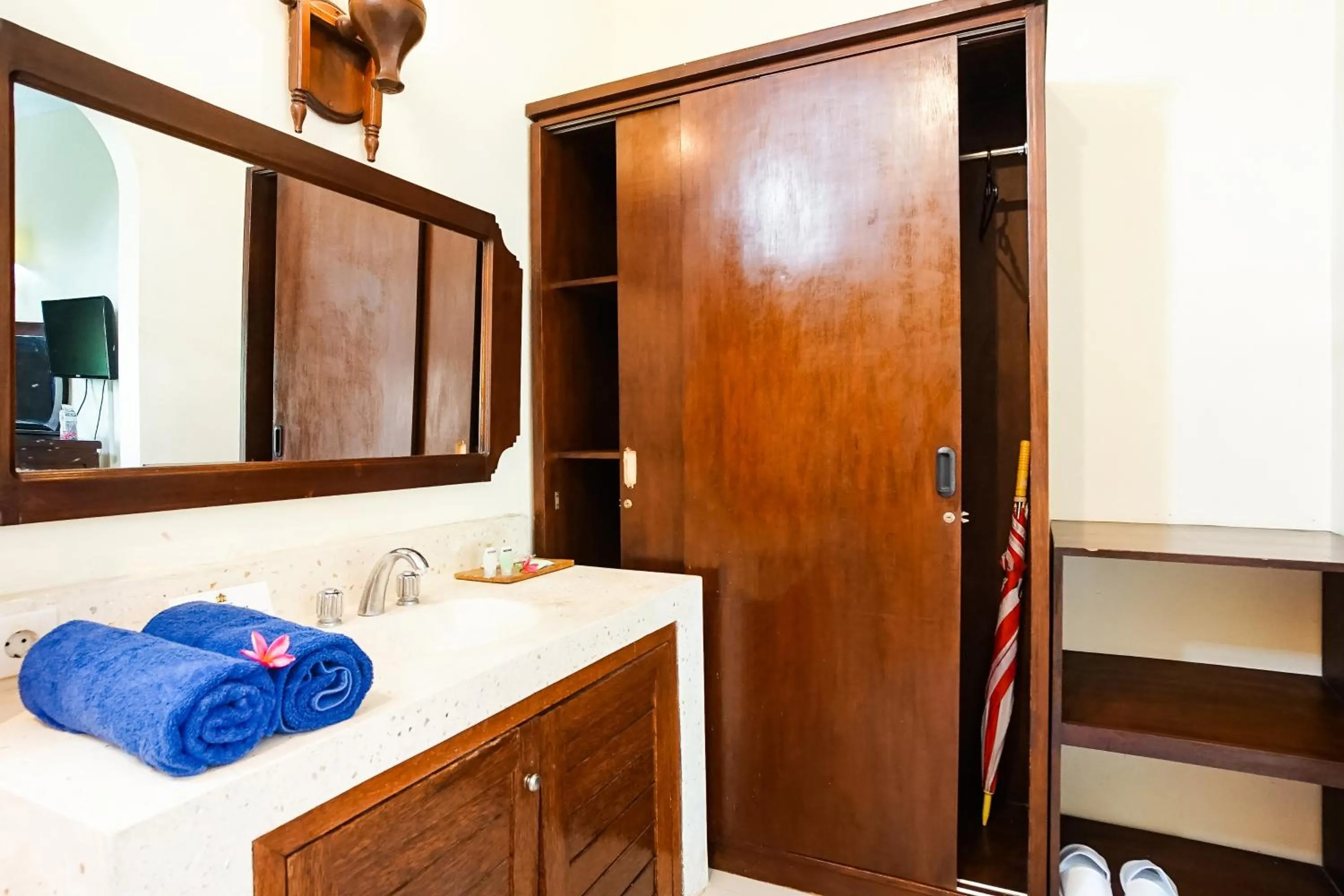 Bathroom, Bed in Taman Ayu Legian Hotel