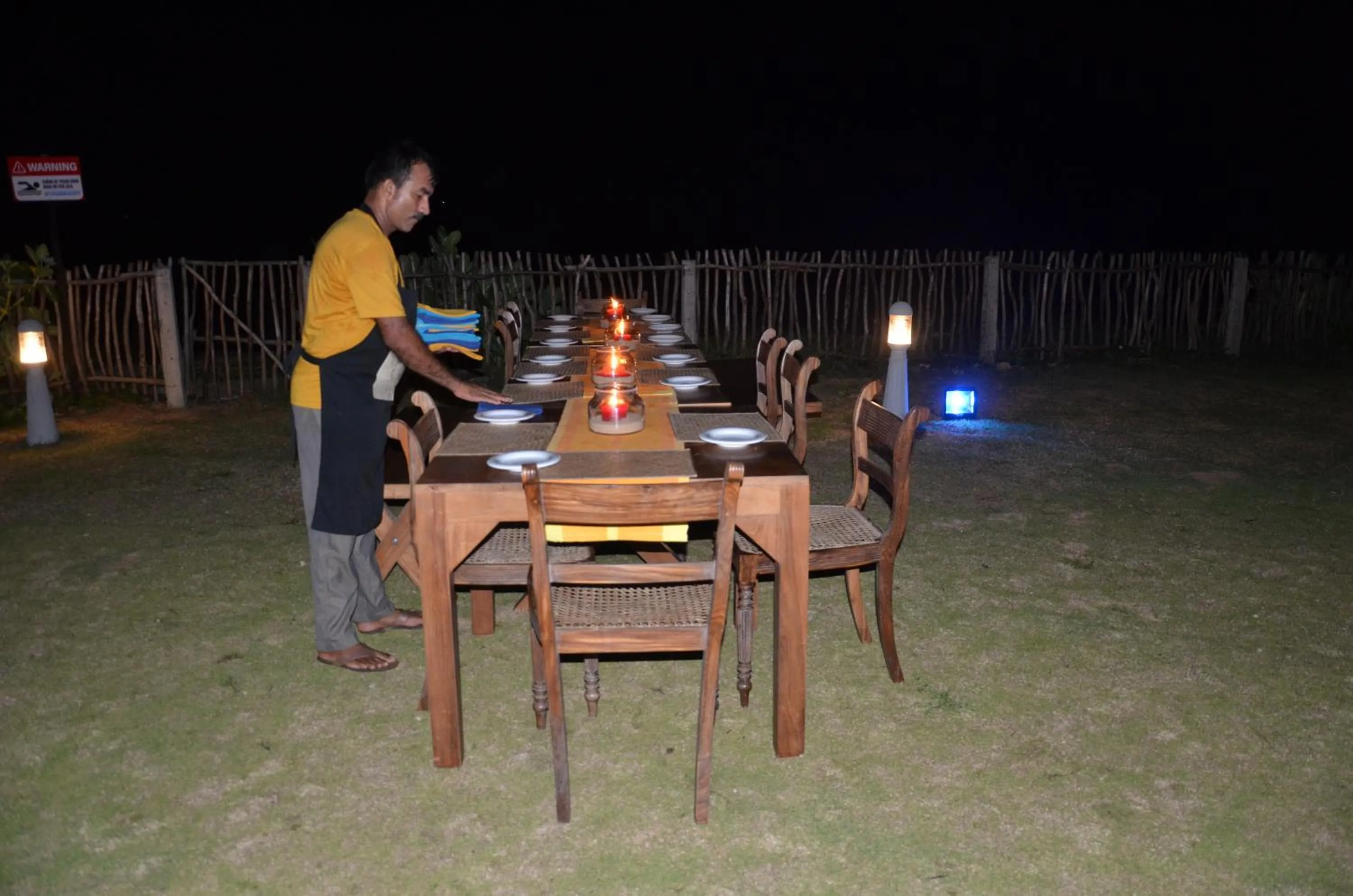 Staff, Restaurant/Places to Eat in Bungalow By The Beach