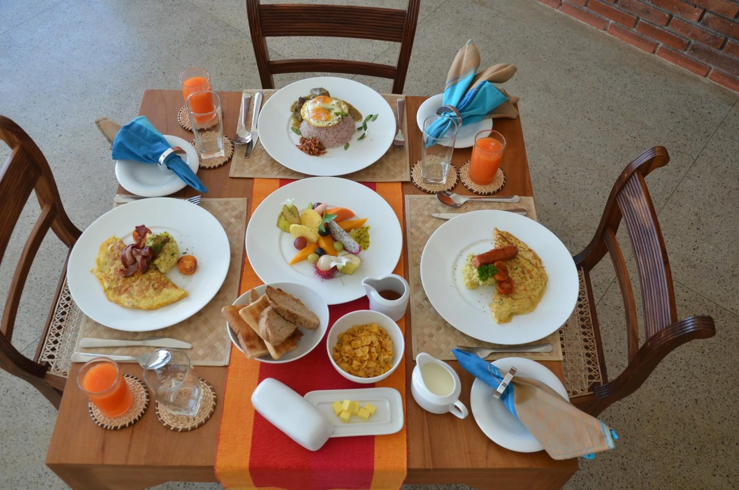 Restaurant/places to eat in Bungalow By The Beach