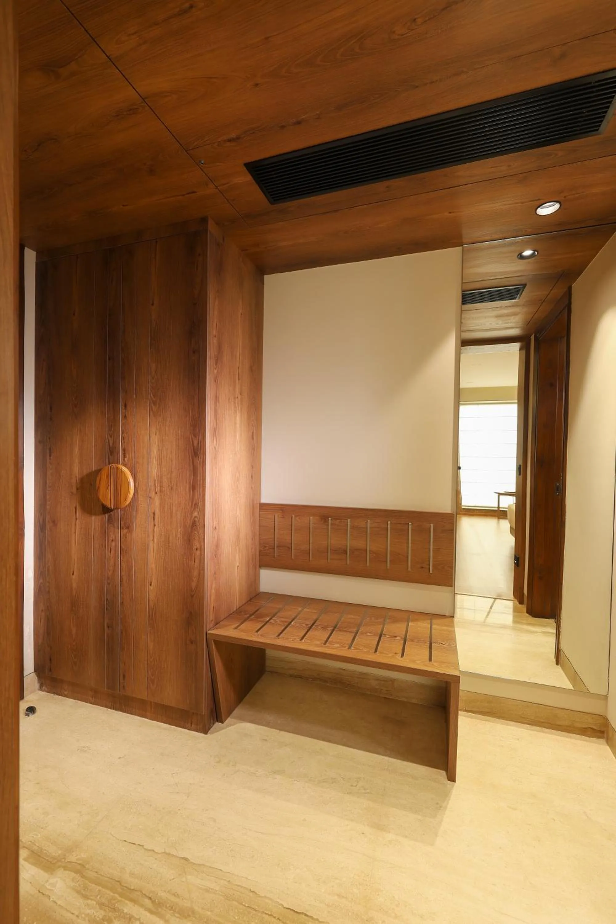 wardrobe in Indus Biznotel