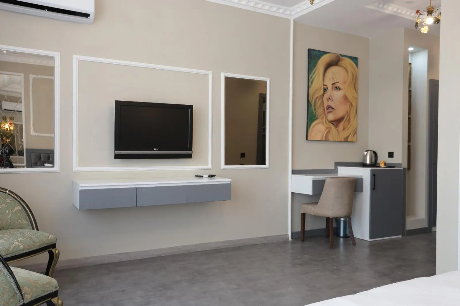 TV and multimedia in Arach Hotel Harbiye