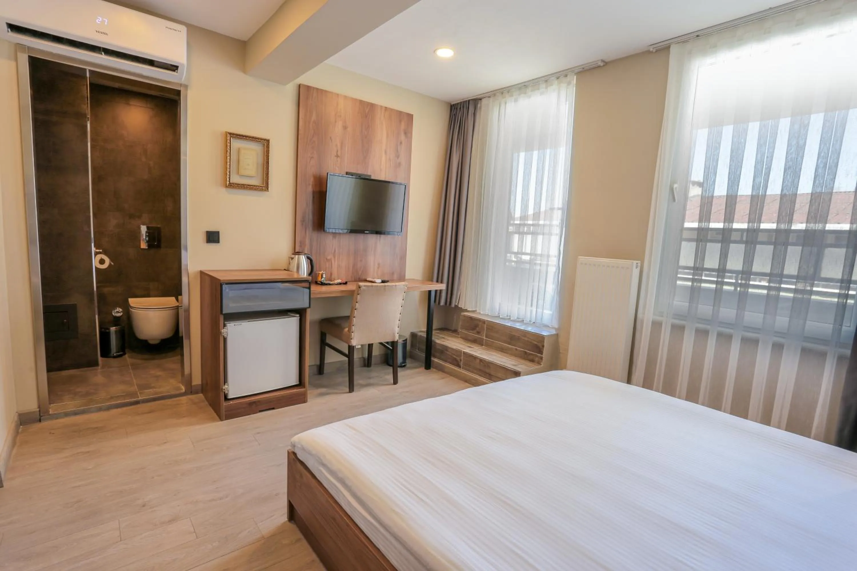 Photo of the whole room, Bed in Arach Hotel Harbiye