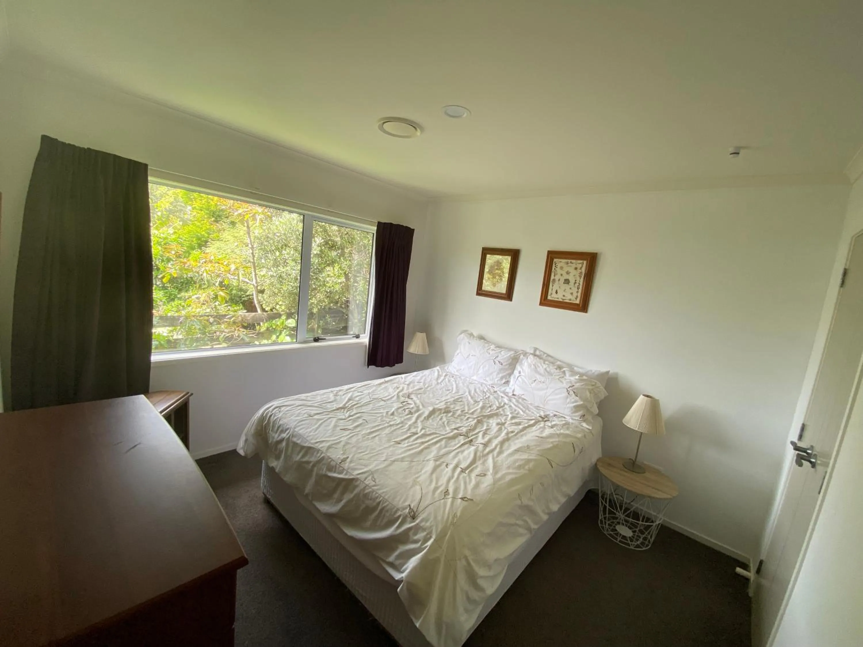 Property building, Bed in Hahei Haven - Hahei Holiday Home