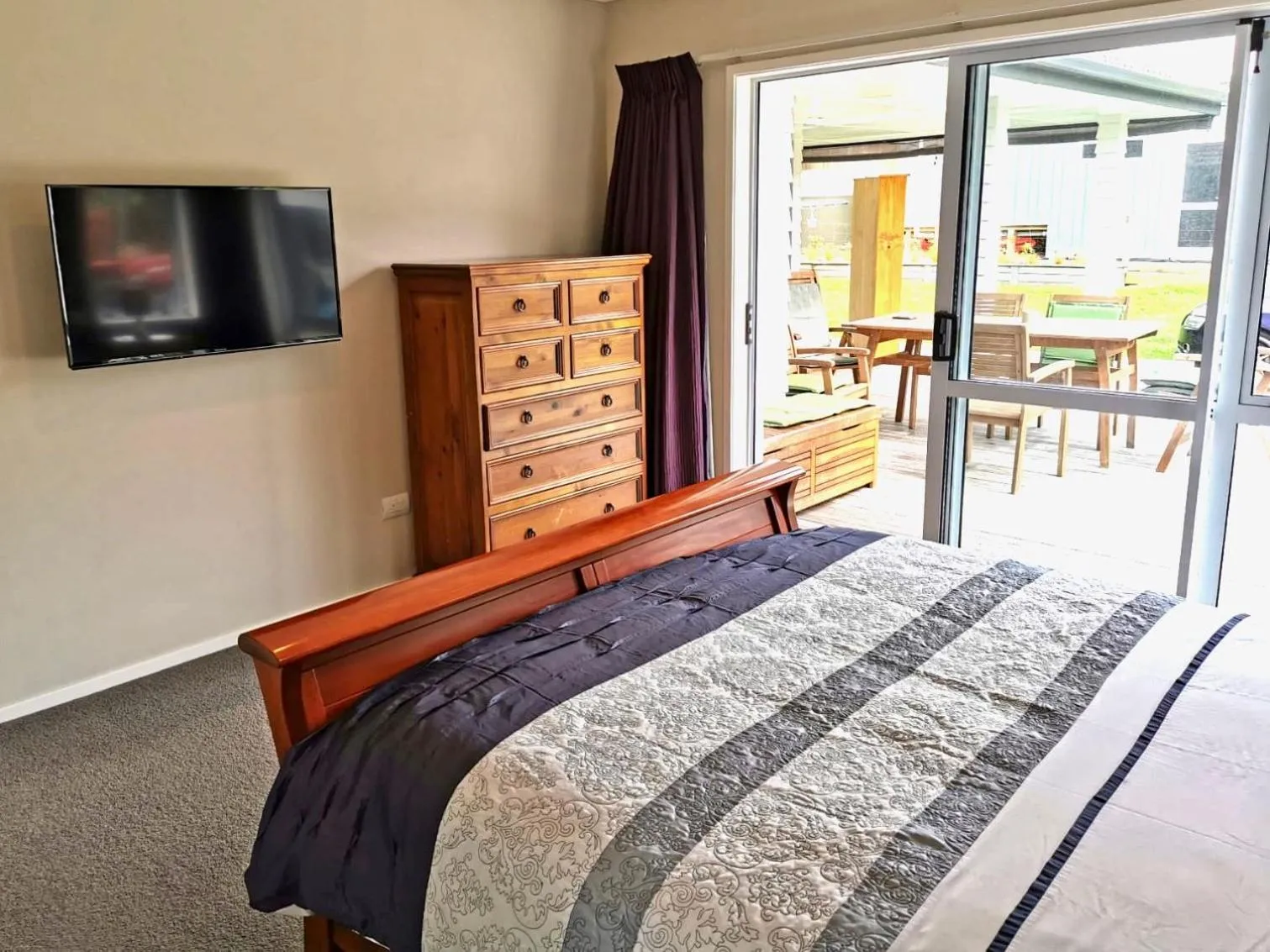 Shower, Bed in Hahei Haven - Hahei Holiday Home