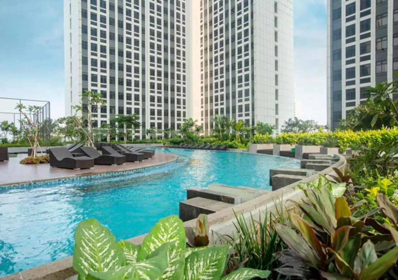 Swimming pool in Louis Kienne Cikarang Hotel & Service Apartment