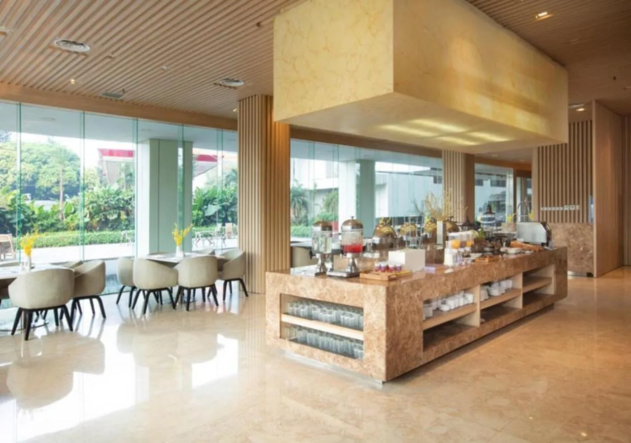 Restaurant/places to eat in Louis Kienne Cikarang Hotel & Service Apartment