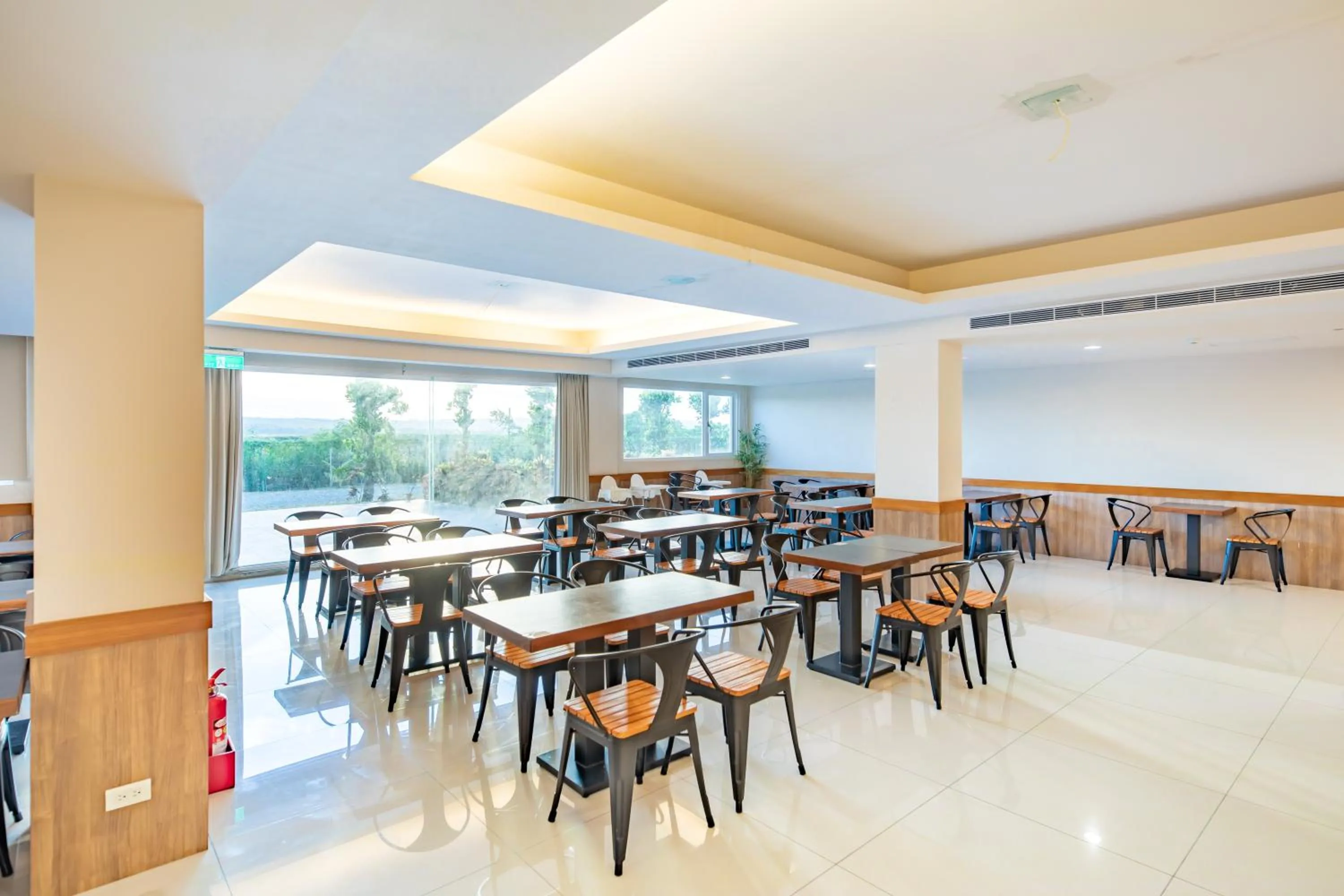 Restaurant/places to eat in Lovestar Lakeside Hotel - Starlight Building