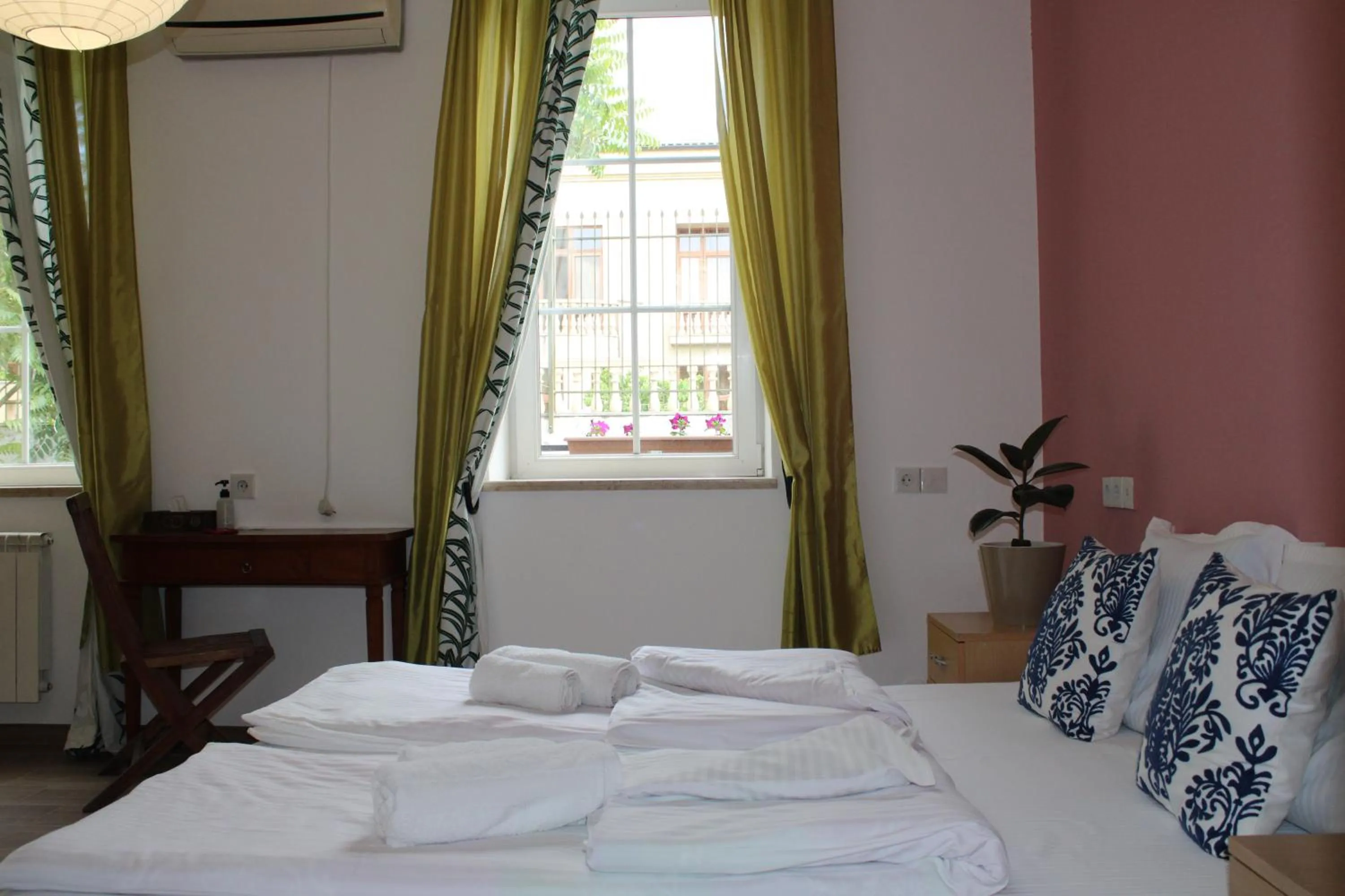 Photo of the whole room, Bed in JR's House