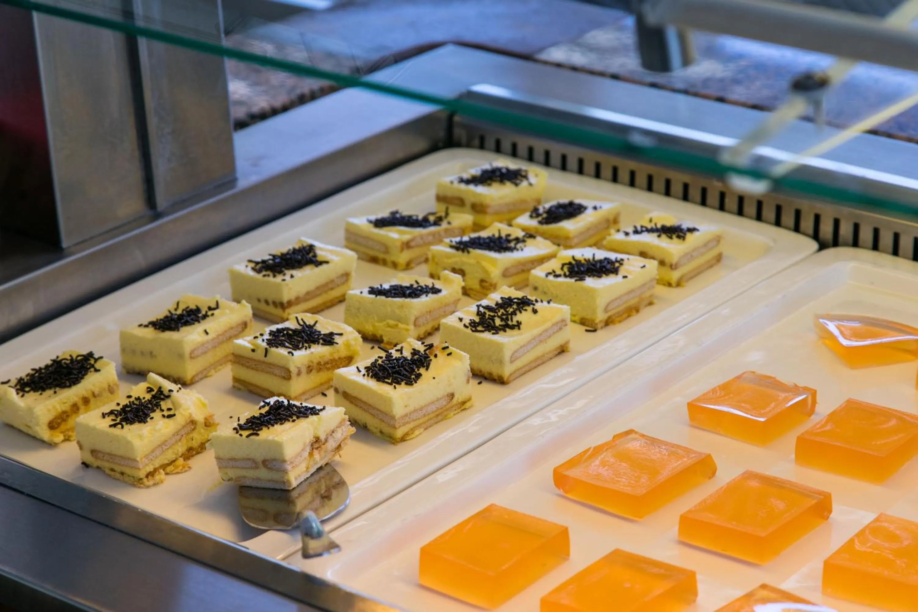 Restaurant/places to eat in Resol Hotel